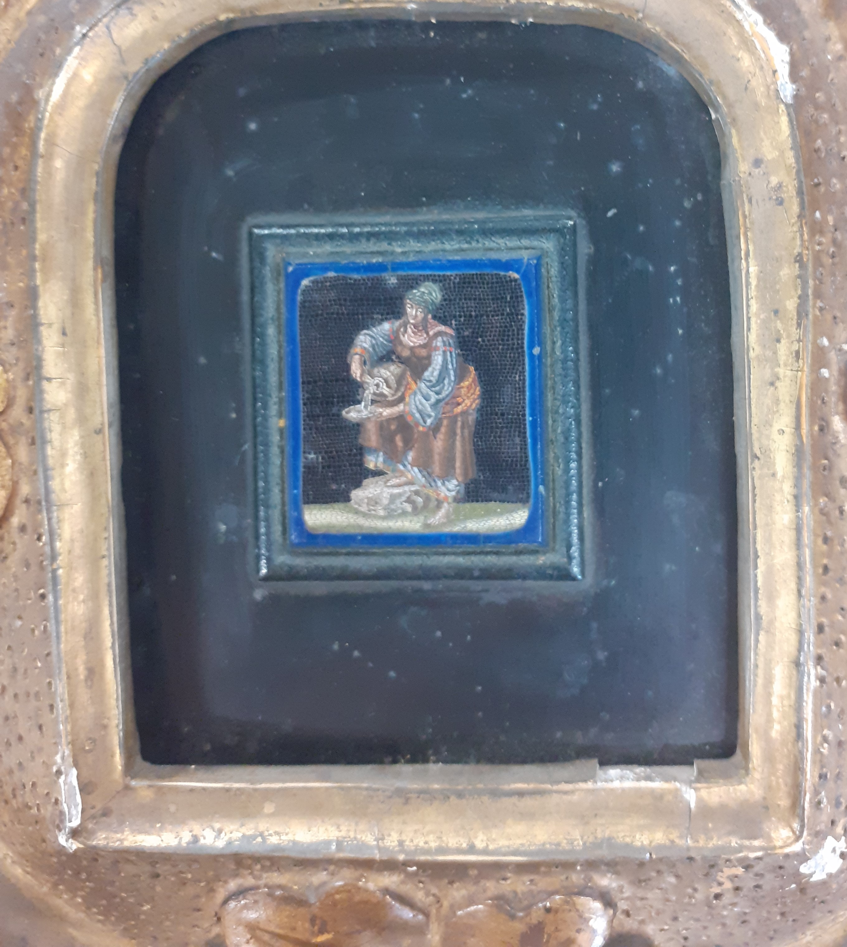Small micro mosaic tablet set in a black marble slab, in decorative gilt wood frame, 17cm x 21cm - Bild 2 aus 3