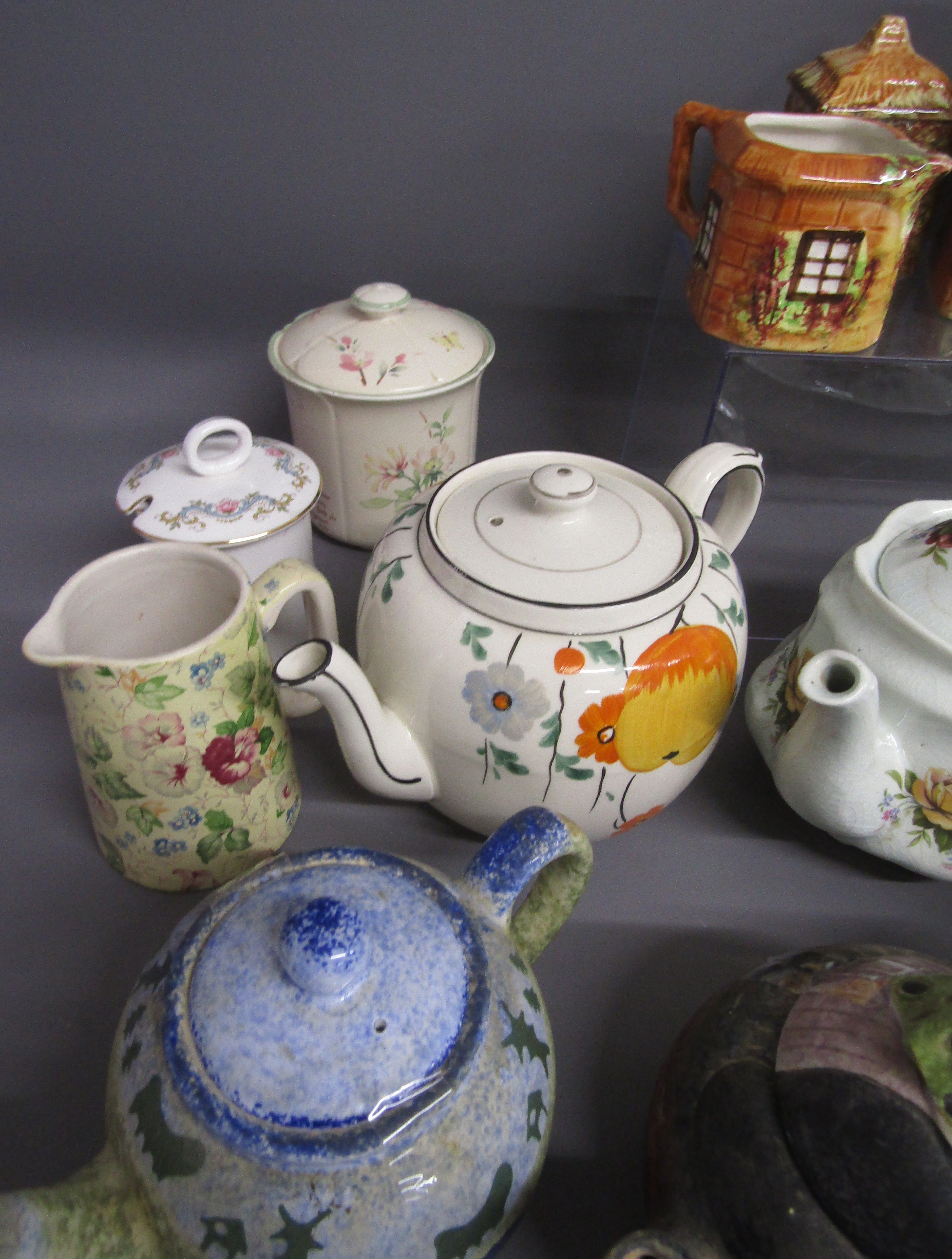 Collection of mostly teapots - includes Arthur Wood, robin teapot that plays jingle bells, Wade, - Bild 3 aus 7
