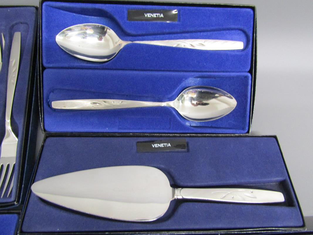 Collection of boxed Oneida 'Venetia' cutlery includes knives, forks, teaspoons, desert spoons, - Bild 6 aus 8