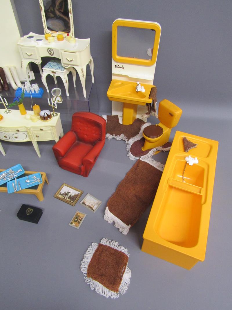 Original Sindy furniture includes bathroom, dressing table, wardrobe, kitchen units, 3 piece - Bild 6 aus 6