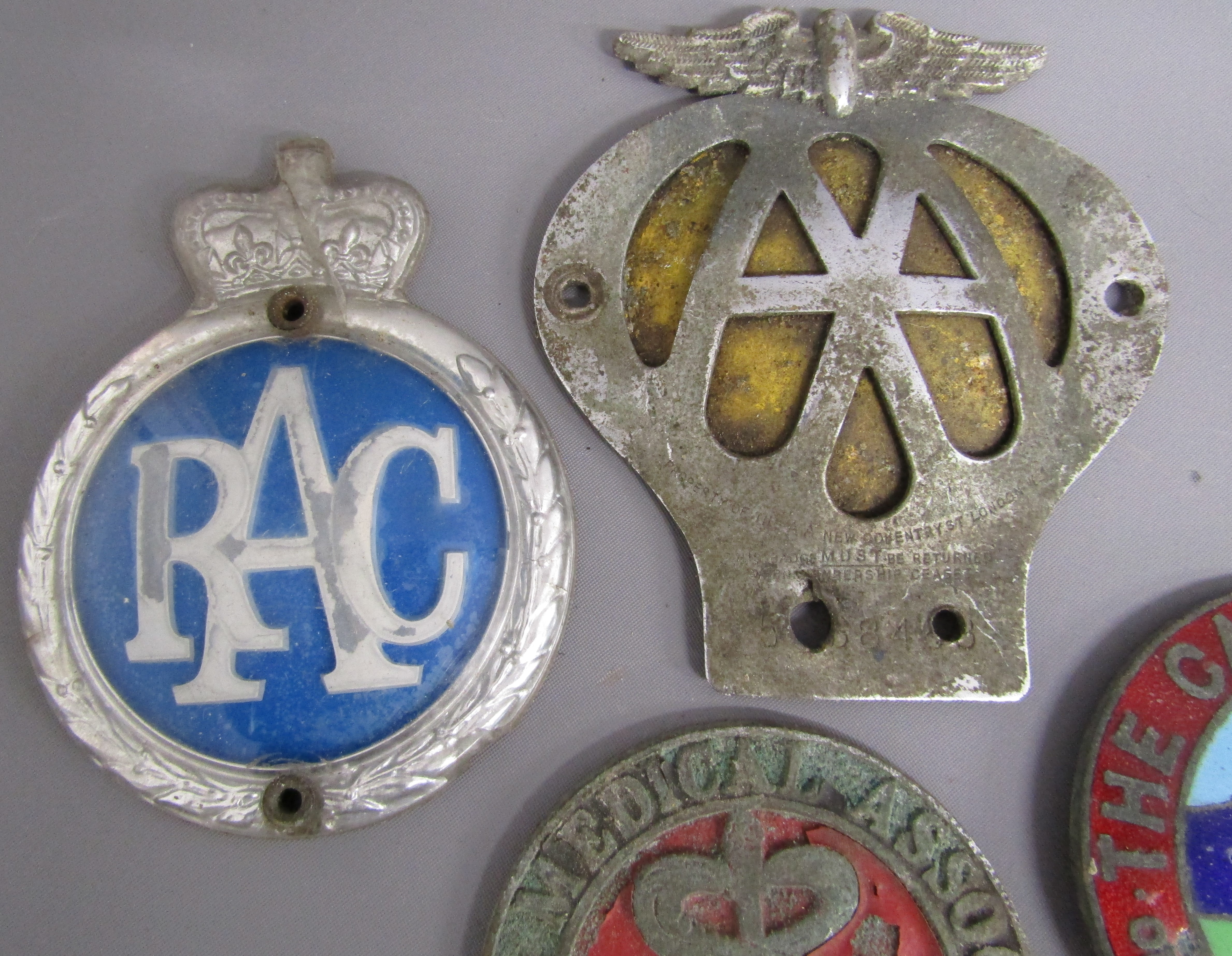 Collection of car badges includes AA, RAC, Lincolnshire Automobile Club, BMA, the Camping Club, - Bild 2 aus 5