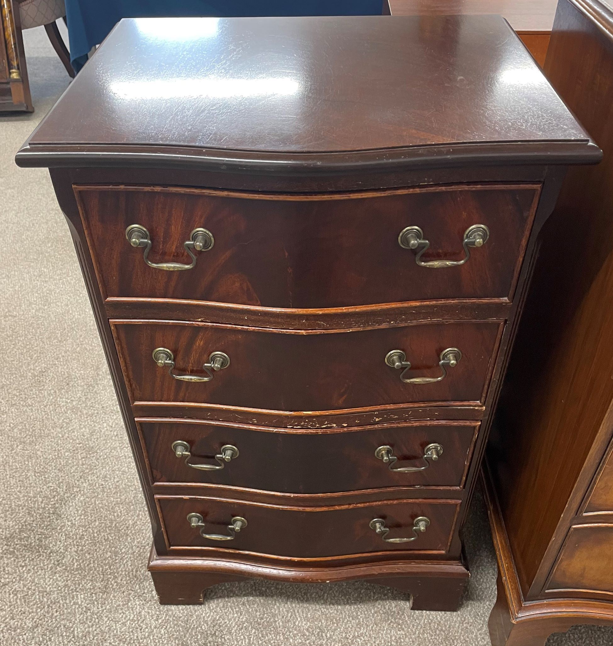 Small reproduction Georgian serpentine front chest of drawers Ht 79cm D 42cm W 50cm