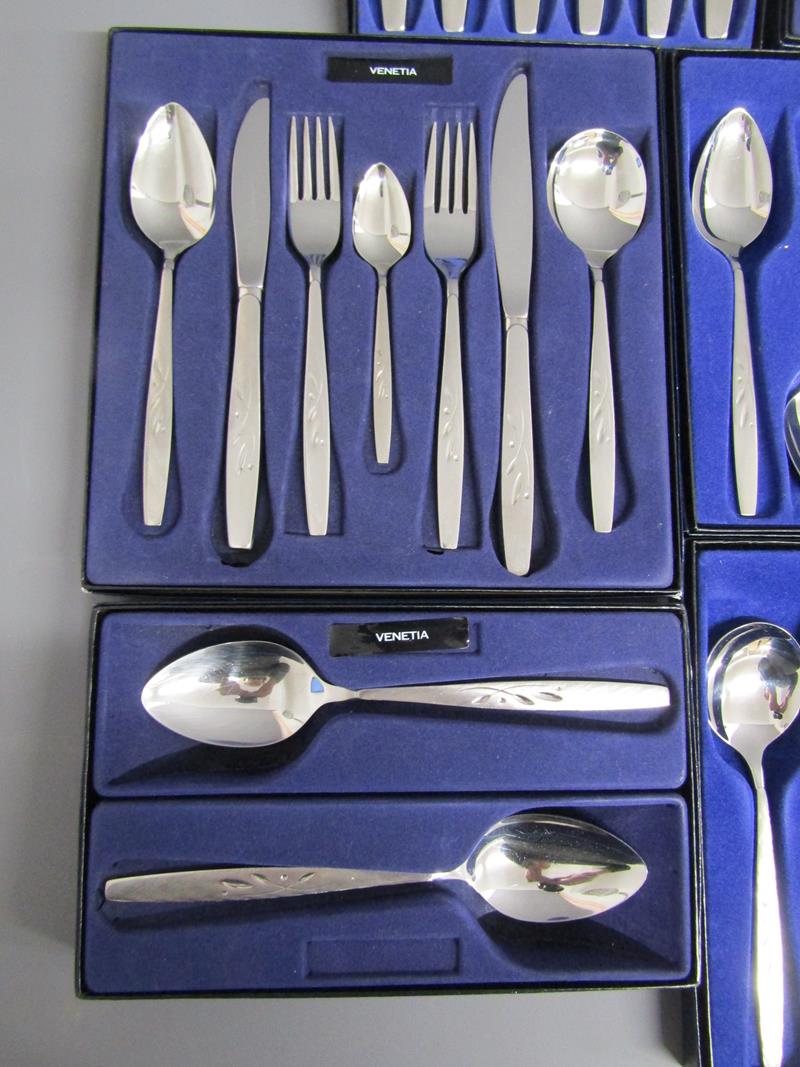 Collection of boxed Oneida 'Venetia' cutlery includes knives, forks, teaspoons, desert spoons, - Bild 3 aus 8
