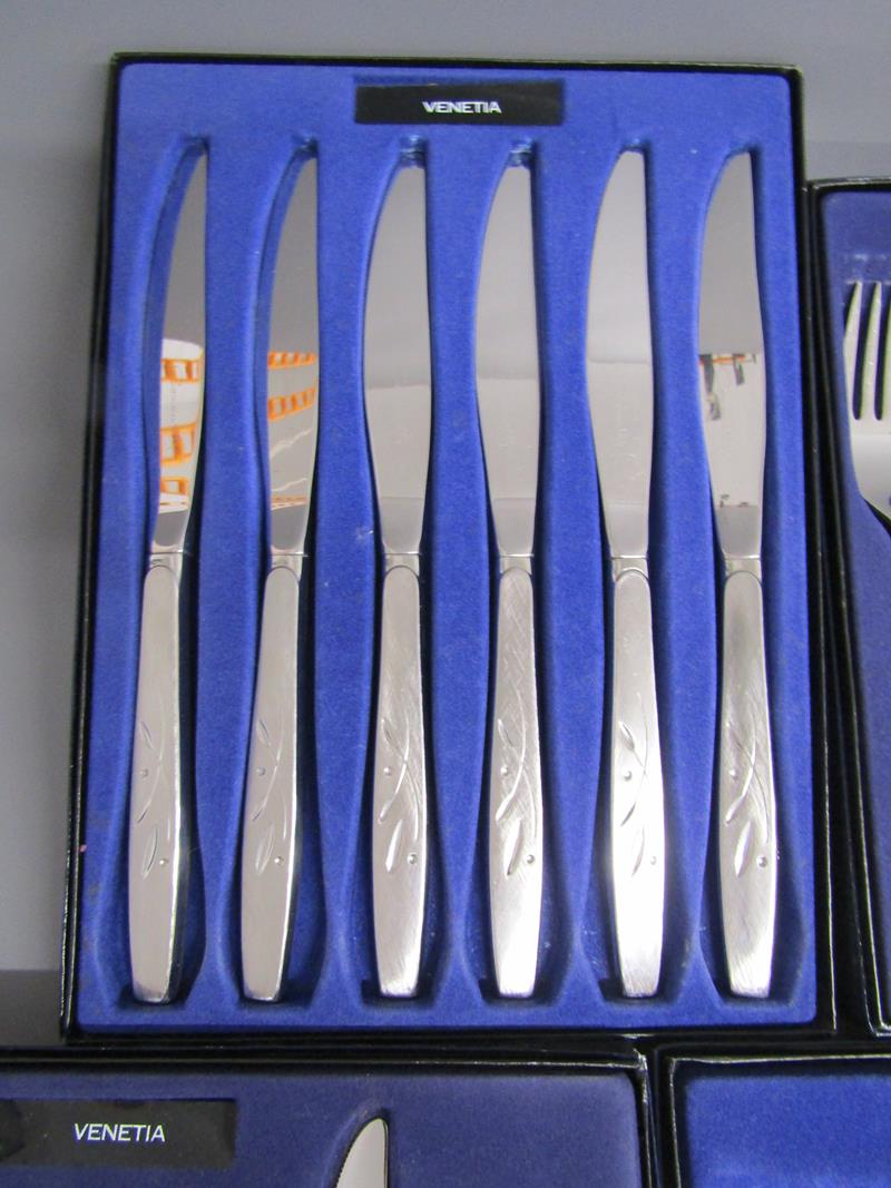 Collection of boxed Oneida 'Venetia' cutlery includes knives, forks, teaspoons, desert spoons, - Bild 8 aus 8