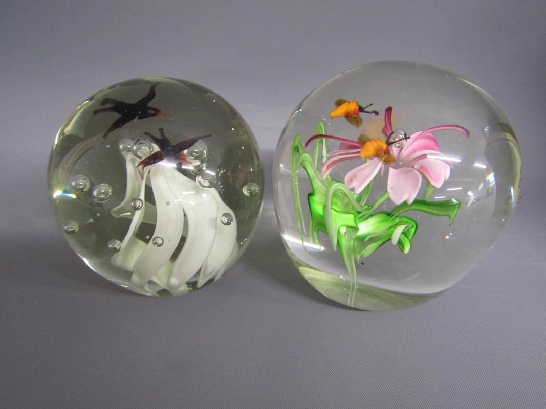 7 glass paperweights includes Peter John and Langham - Image 4 of 5