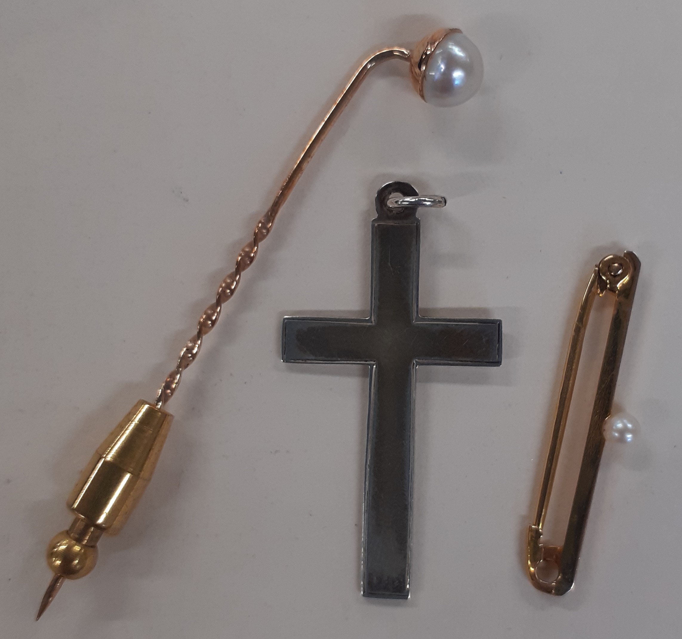 9ct gold & seed pearl bar brooch 1,2g, rose gold & pearl stick pin (un marked) 1.1g & silver cross