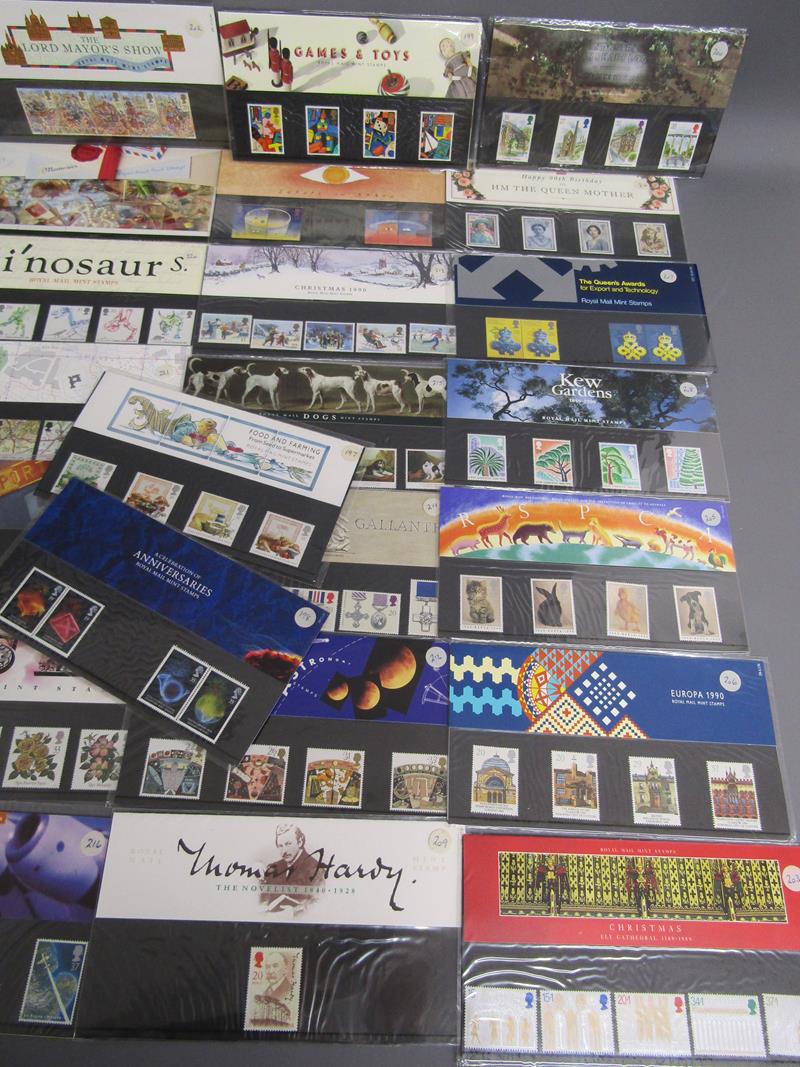 Binder containing approx. 36 Royal Mail Mint Stamps, loose mint stamp sets, stamp albums - Bild 19 aus 20