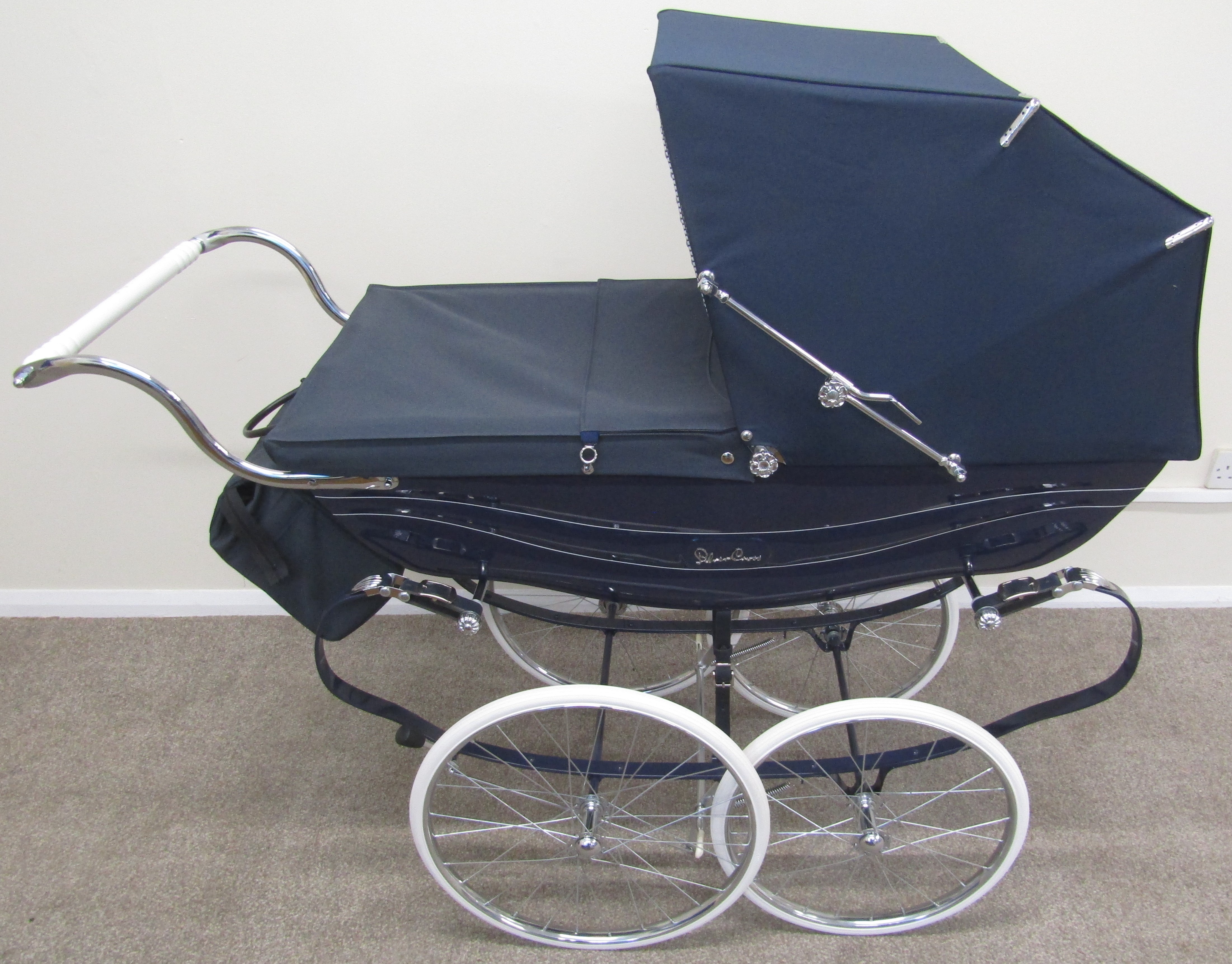 Silver Cross traditional style Balmoral navy coach built pram - as new - Image 3 of 6