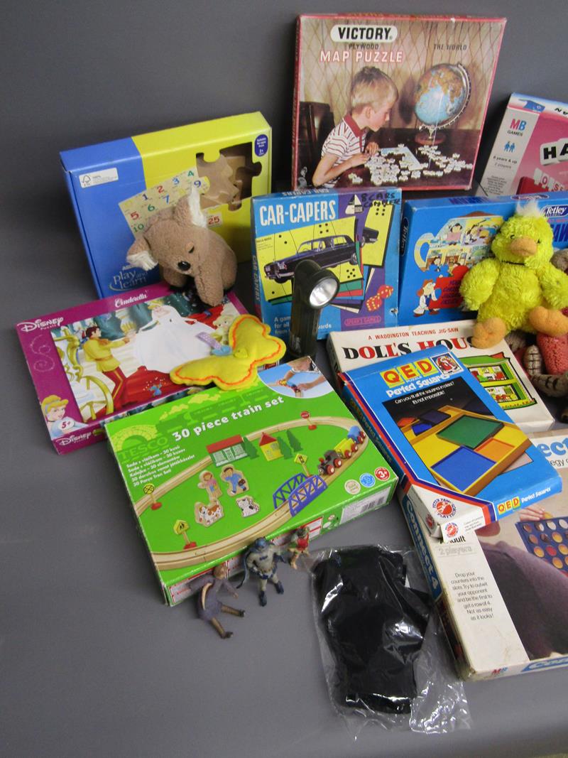 Toys and games includes jigsaws, connect 4, hangman, wooden railway, fur and leather koala, Barclays - Bild 2 aus 5