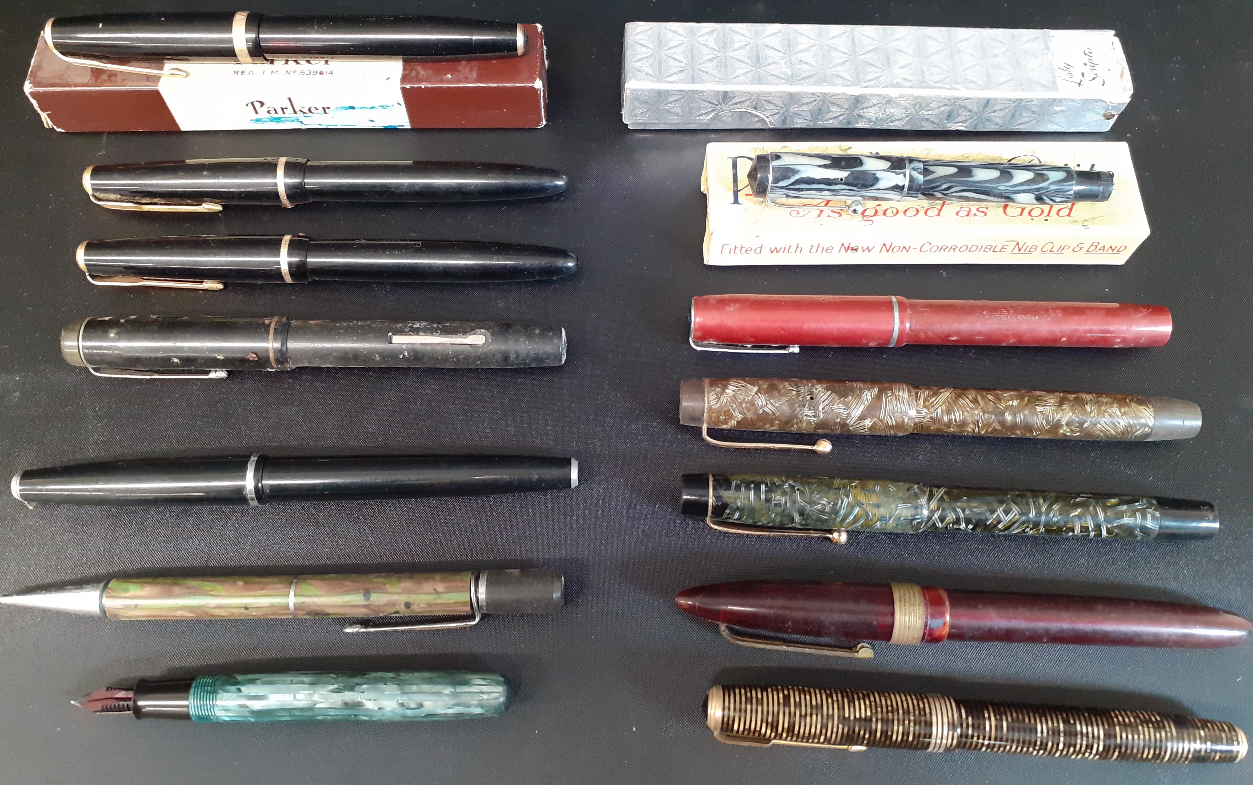 Selection of fountain pens including Parker Duofold, Parker Junior, Parker Vacumatic, Platignum