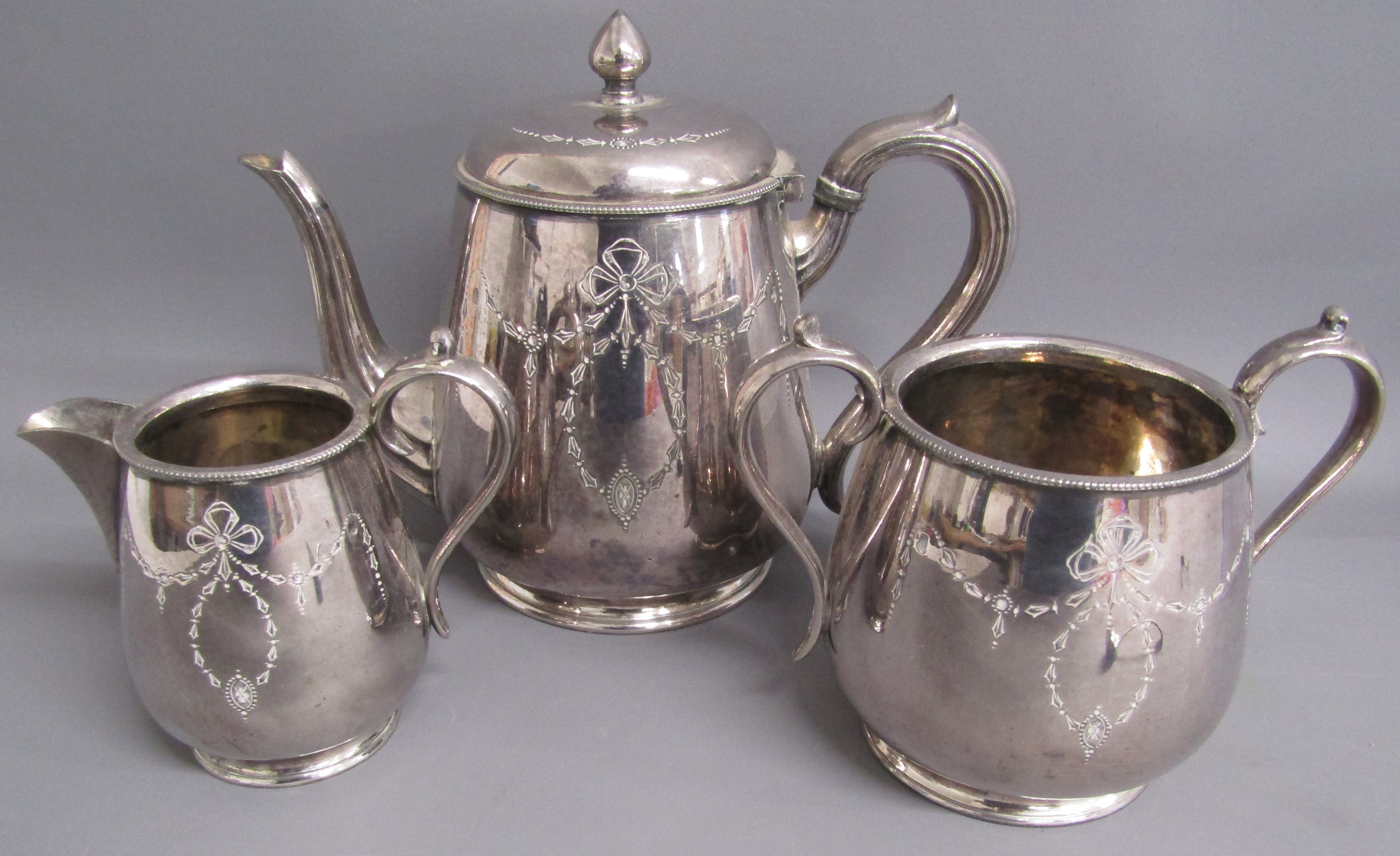 Selection of silver plate and glass including decanters & teapot on stand - Bild 7 aus 8