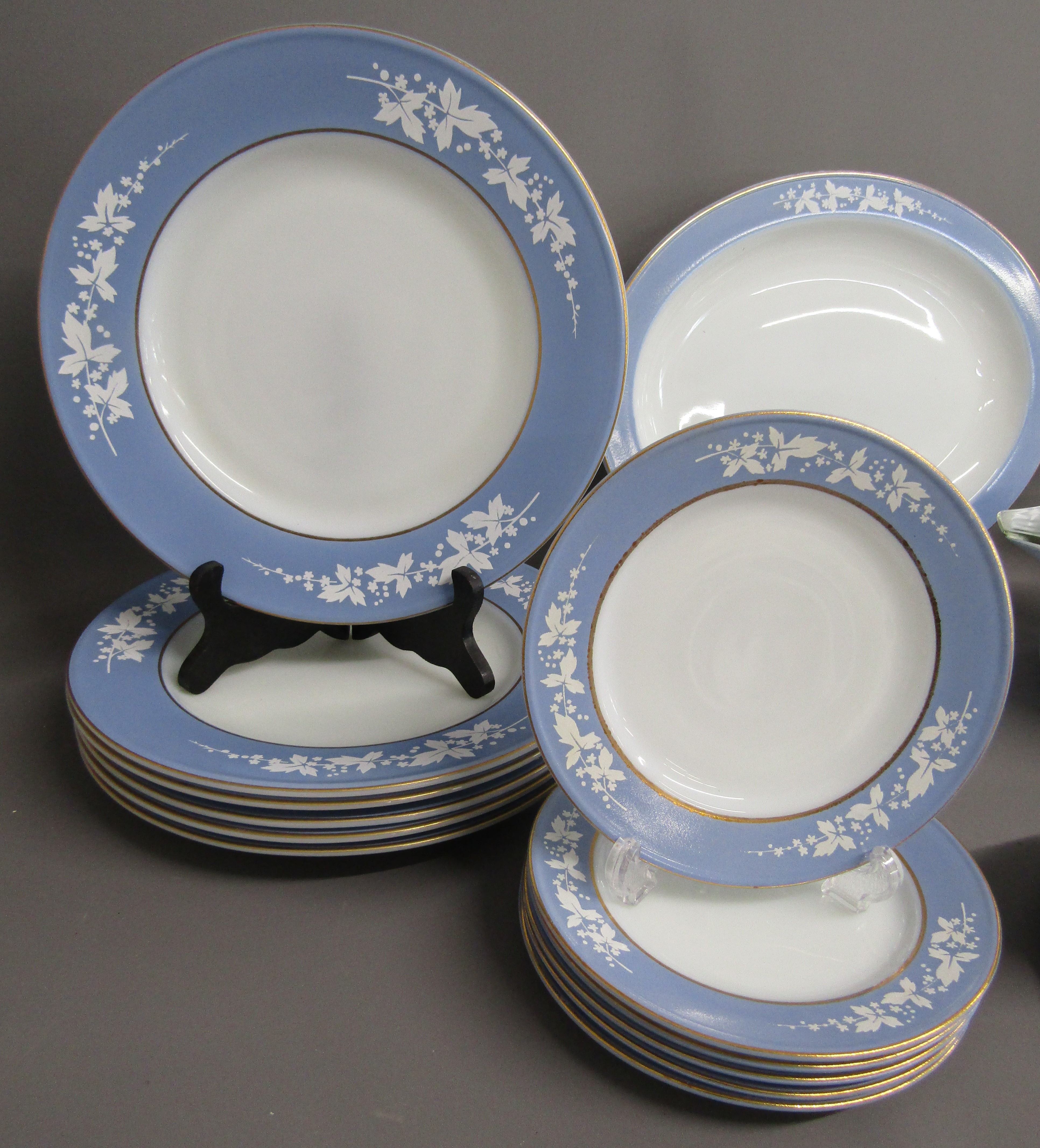 Pyrex JAJ blue and white ivy / hawthorn design cooking dishes, oval plate, dinner plates, salad - Image 2 of 4