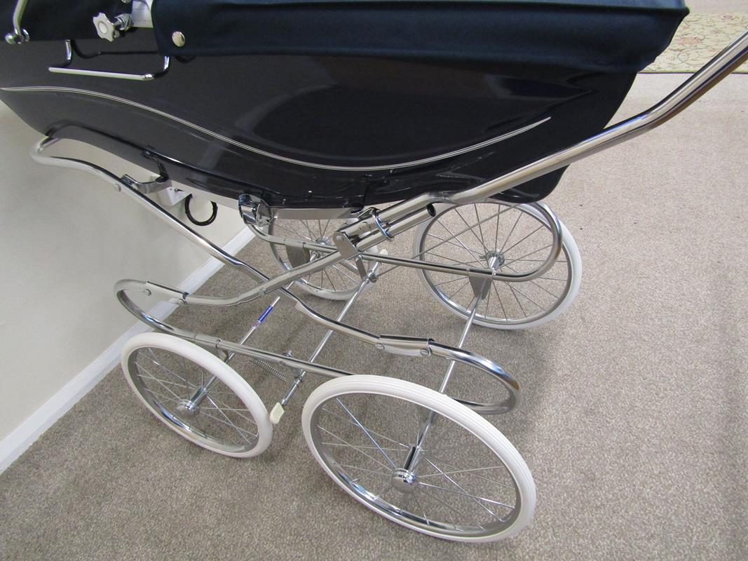 Silver Cross Kensington navy coach built pram with detachable chassis - as new - Image 10 of 11