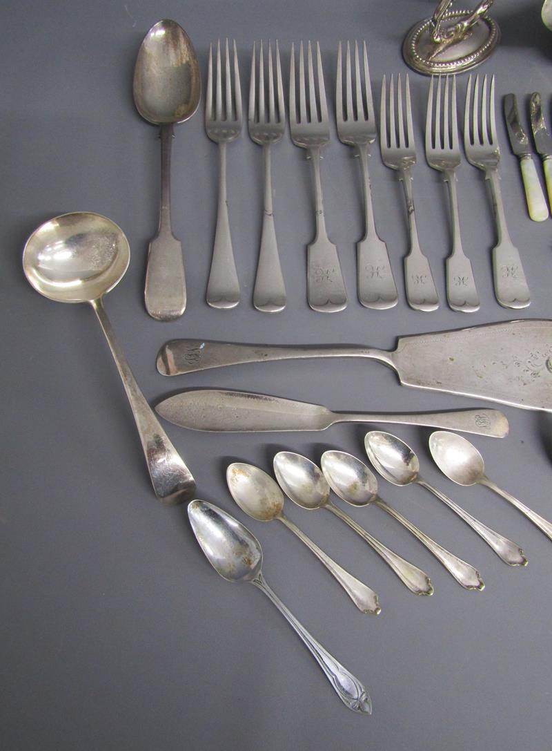 Collection of silver plate, includes knives, forks, teaspoons, sauce boat, fish slice etc - Image 2 of 5