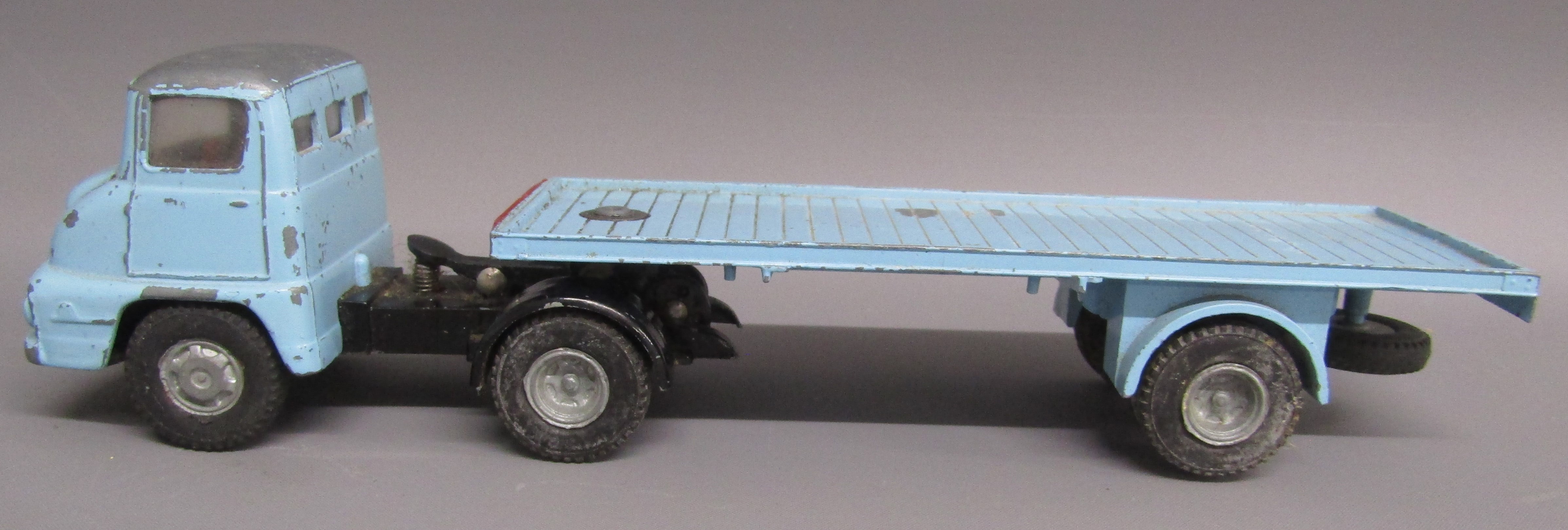 Boxed Tri-ang Spot-on models 111A/OG Ford Thames Trader with arctic float and garage kit (missing - Image 2 of 8