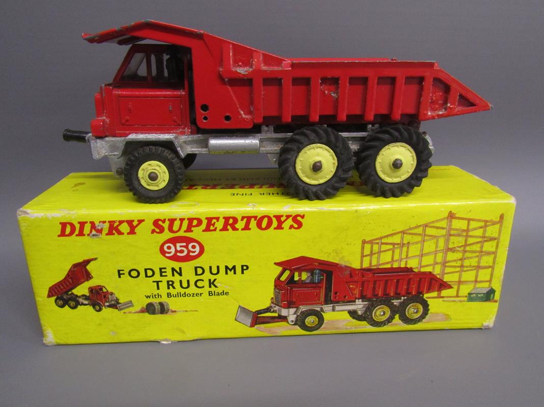 6 original Dinky vehicles - 901 Foden diesel 8-wheel wagon - 960 Lorry mounted cement mixer with - Image 5 of 7