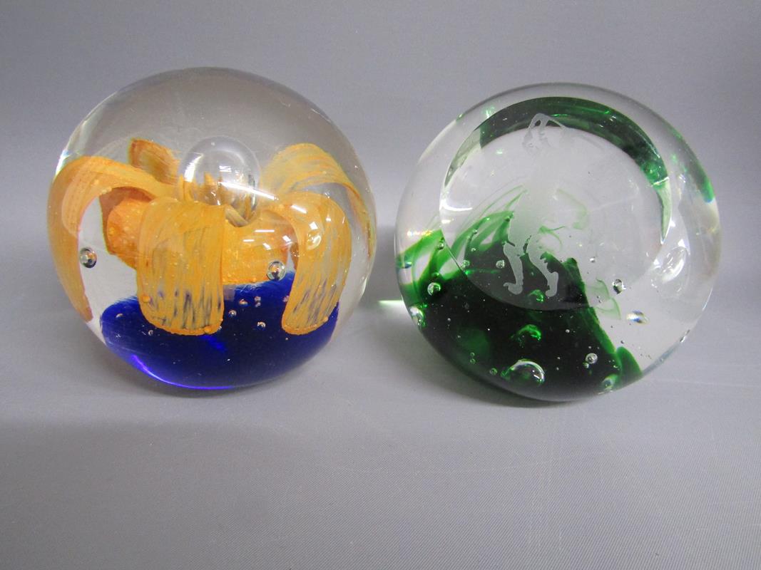 7 glass paperweights includes Peter John and Langham - Image 2 of 5