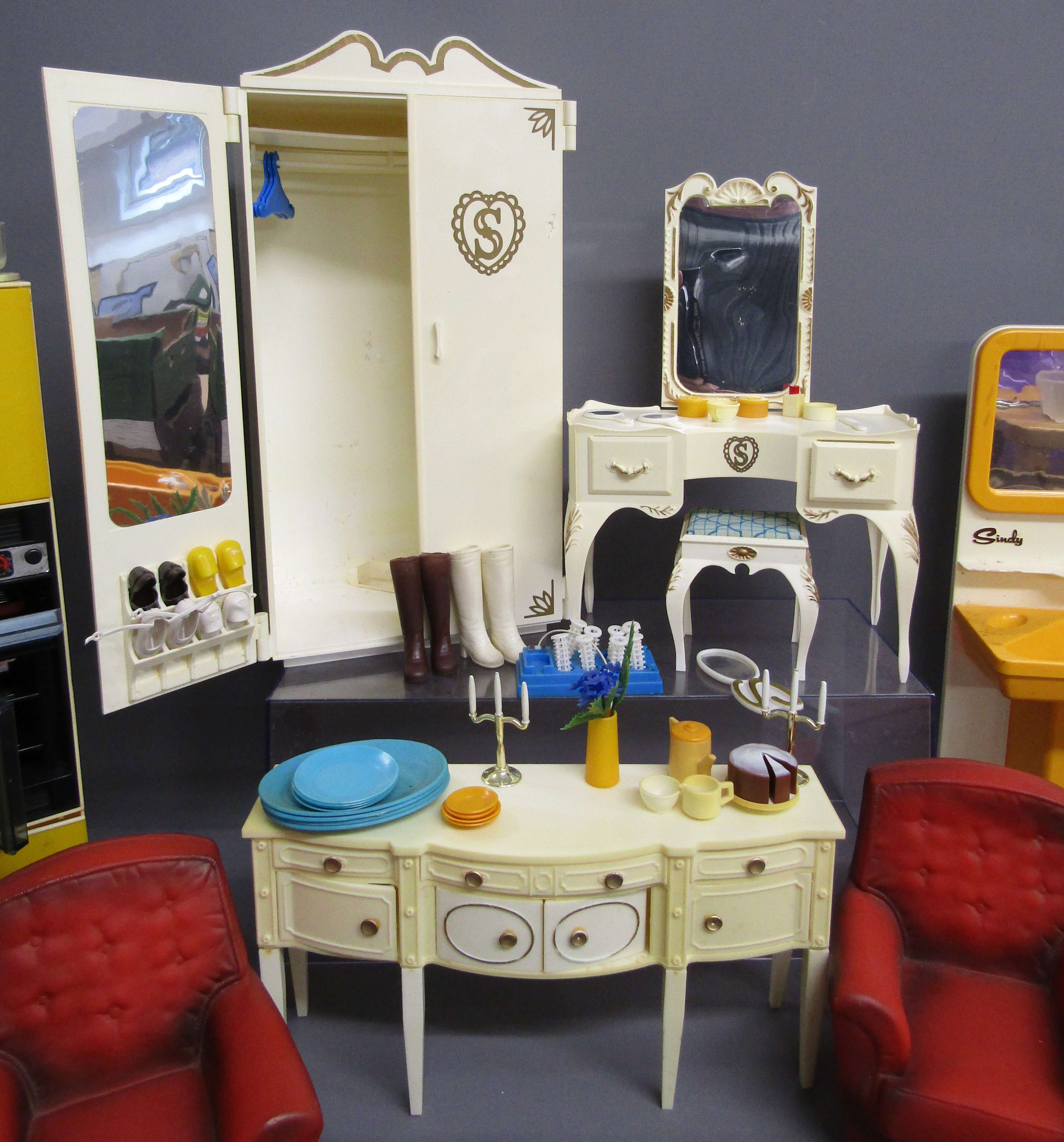 Original Sindy furniture includes bathroom, dressing table, wardrobe, kitchen units, 3 piece - Bild 5 aus 6