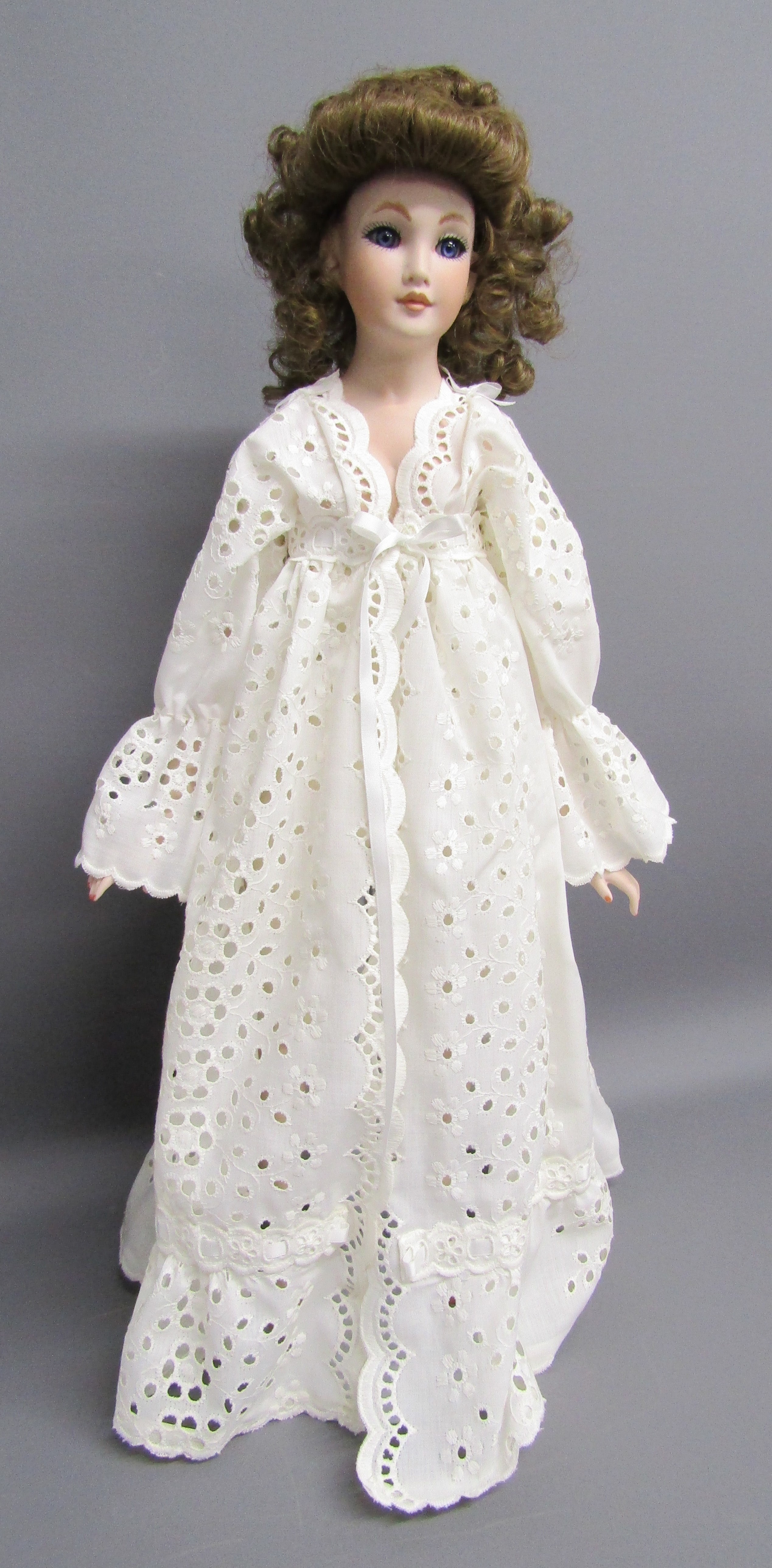 Porcelain dolls includes Classique collection NAT 95113, Laura, a set of doll stands and a Stolle - Image 3 of 10