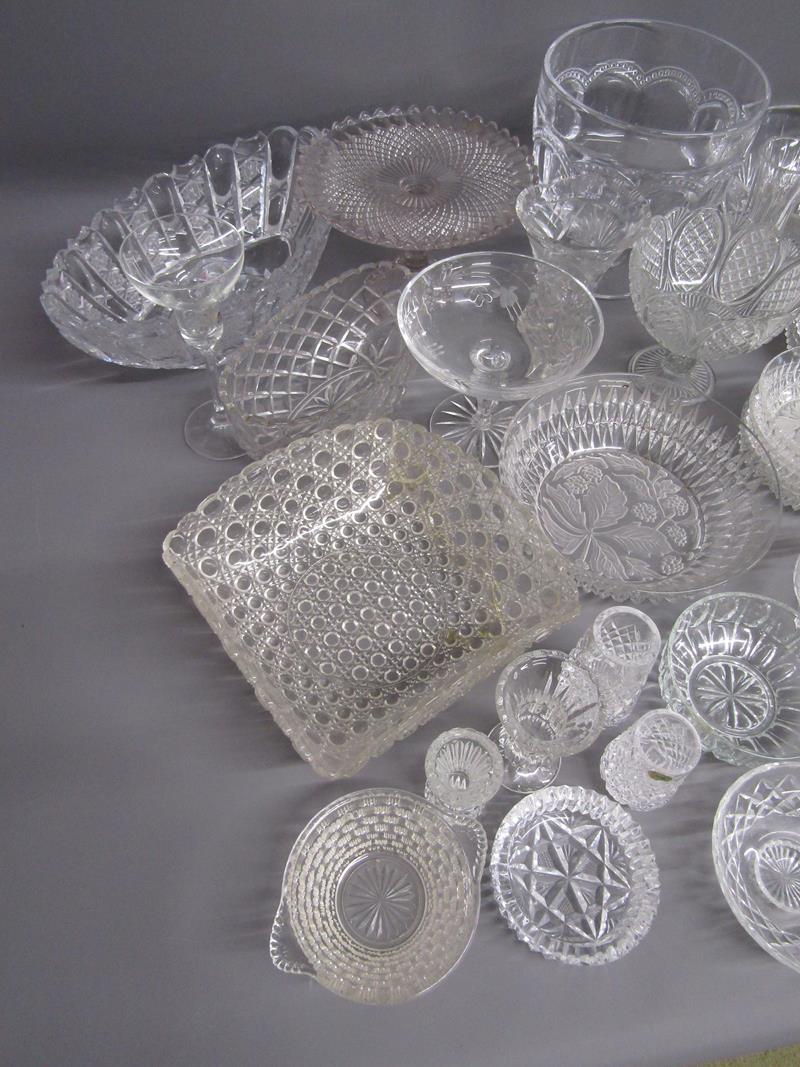 Collection of crystal and glassware, bowls, fruit set, cake stand, trifle dish, celery vase, etc - Image 2 of 6