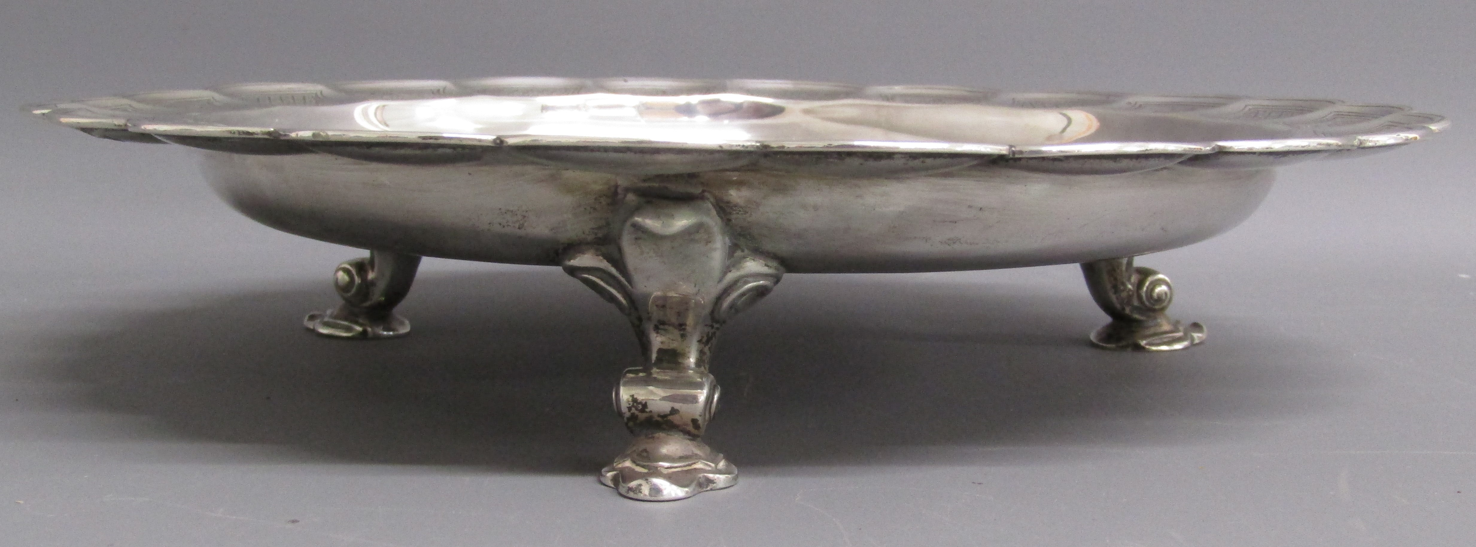 Charles Richard Comyns London 1919 footed silver salver - approx 26cm dia. & 900g/28.93ozt - Image 4 of 6