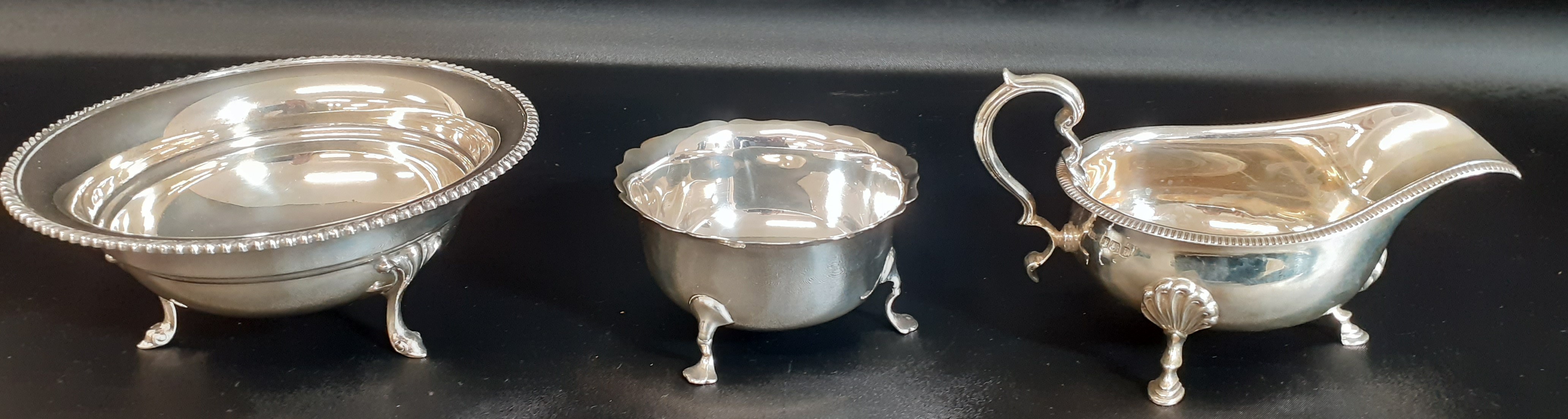 Edwardian silver sauce boat Mappin & Webb Sheffield 1901, silver bowl with gadrooned rim on three