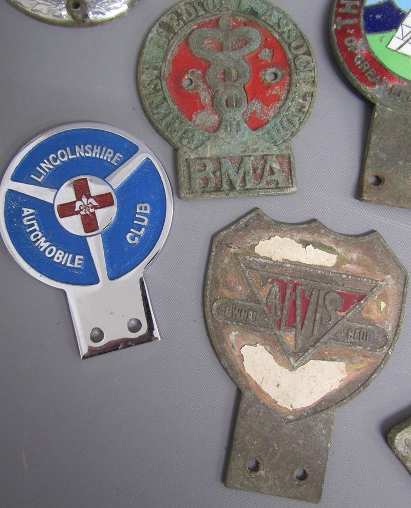 Collection of car badges includes AA, RAC, Lincolnshire Automobile Club, BMA, the Camping Club, - Bild 5 aus 5