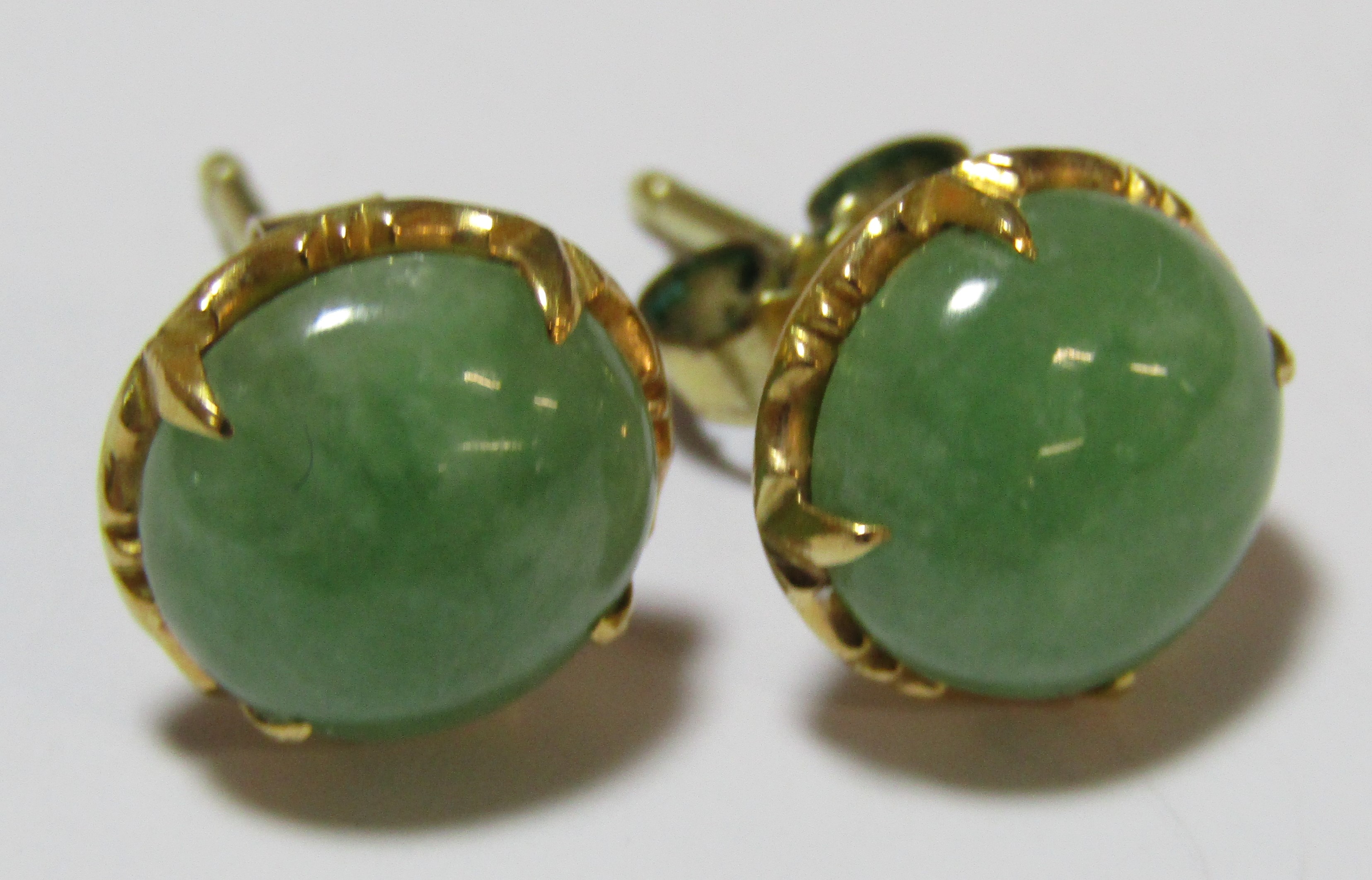 14kt brooch in a leaf design 4.5g and set with jade also pair of jade earrings (butterflies marked - Image 6 of 6