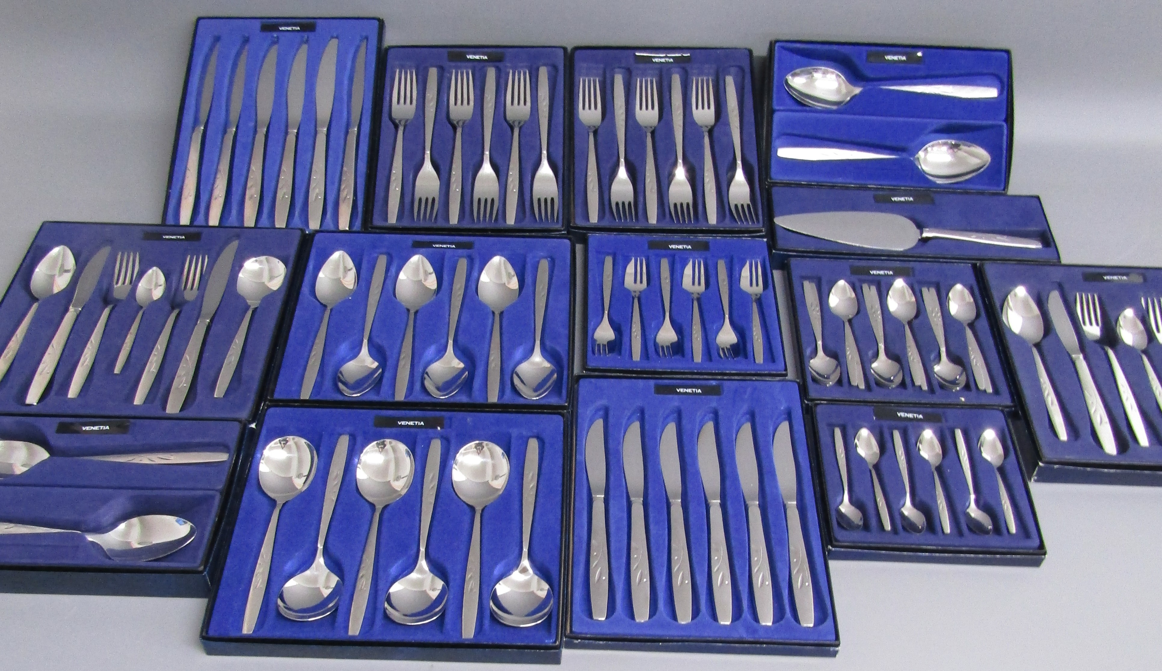 Collection of boxed Oneida 'Venetia' cutlery includes knives, forks, teaspoons, desert spoons, - Bild 2 aus 8