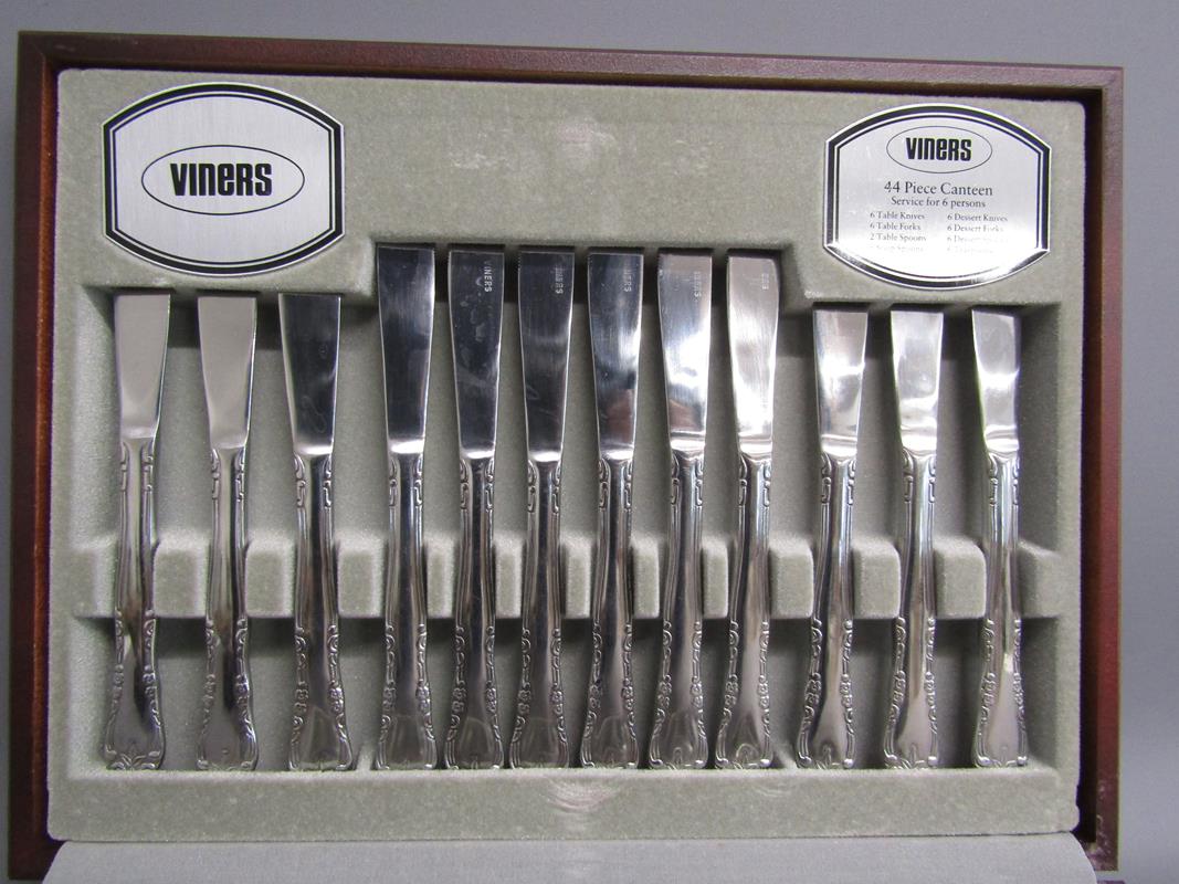 Viners cutlery set, cased butter knives and silver plate spoons - Image 4 of 5