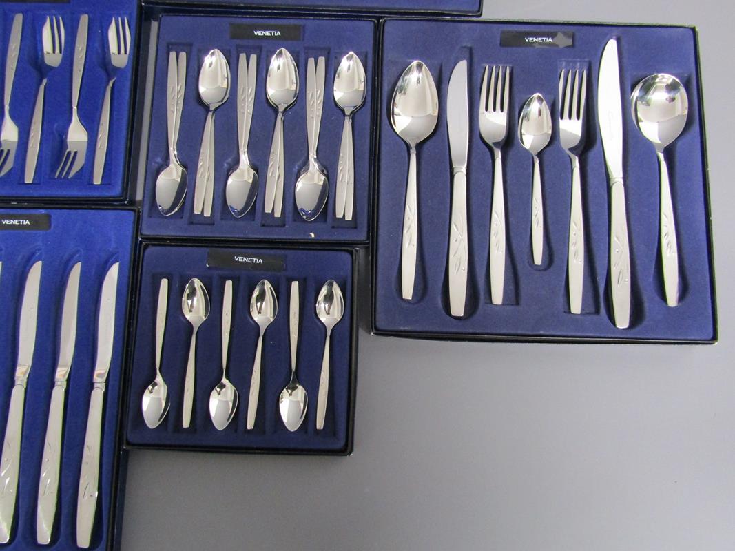 Collection of boxed Oneida 'Venetia' cutlery includes knives, forks, teaspoons, desert spoons, - Bild 5 aus 8