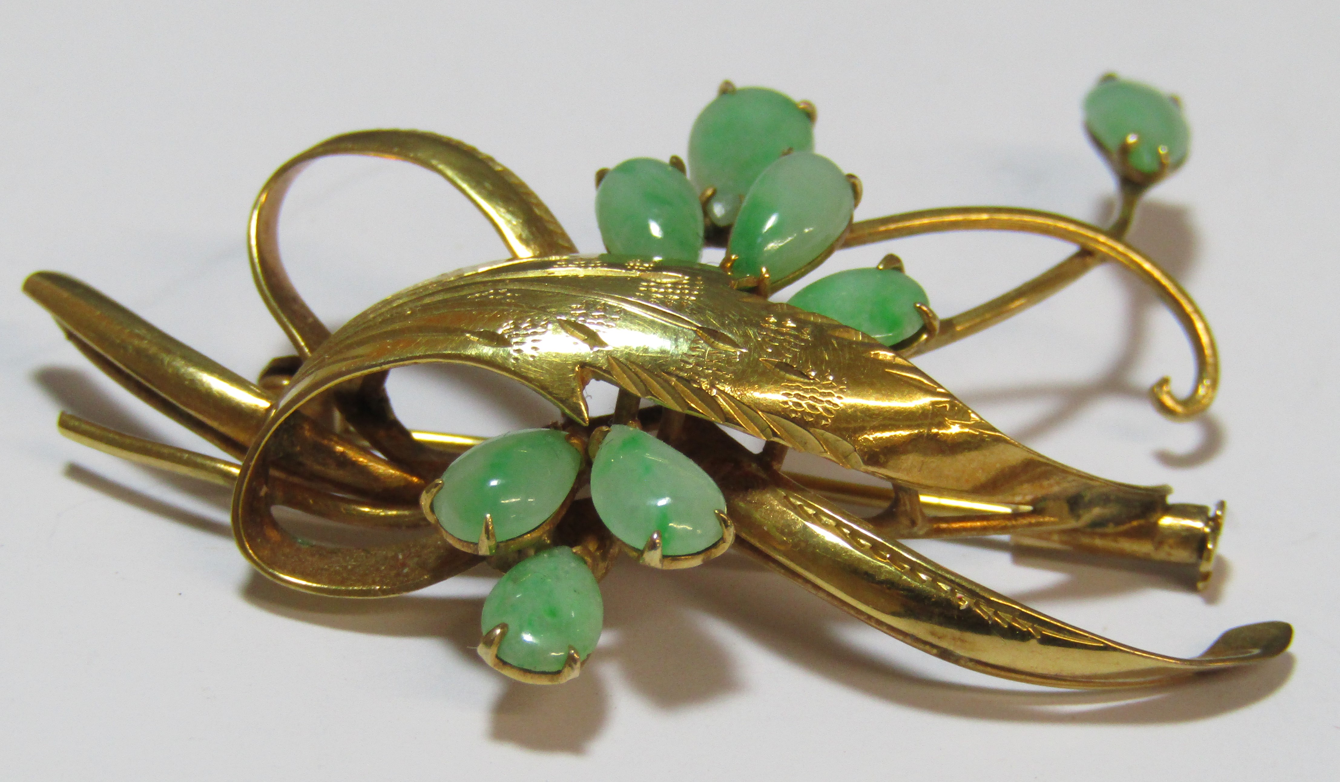 14kt brooch in a leaf design 4.5g and set with jade also pair of jade earrings (butterflies marked - Image 3 of 6