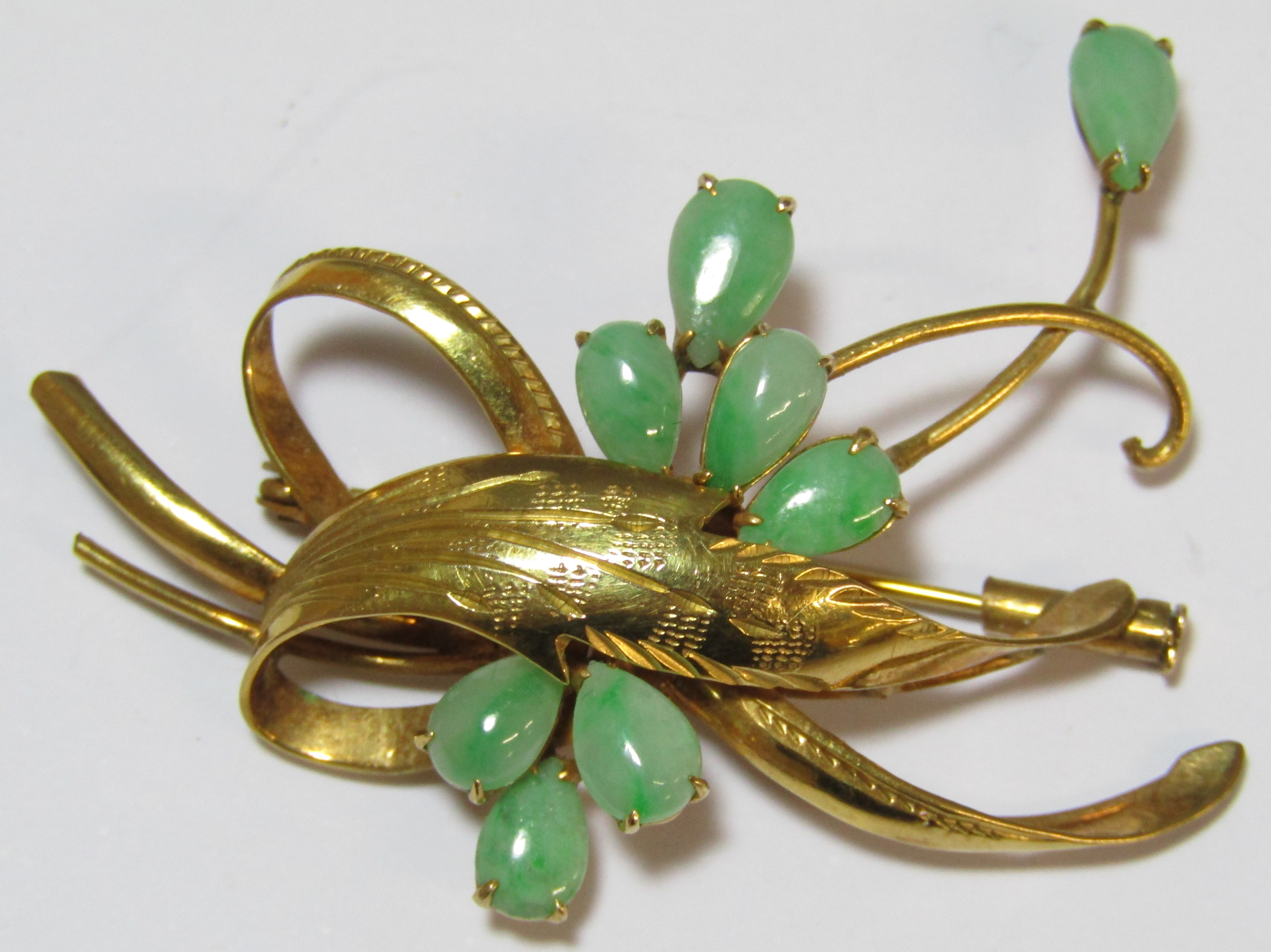 14kt brooch in a leaf design 4.5g and set with jade also pair of jade earrings (butterflies marked - Image 2 of 6