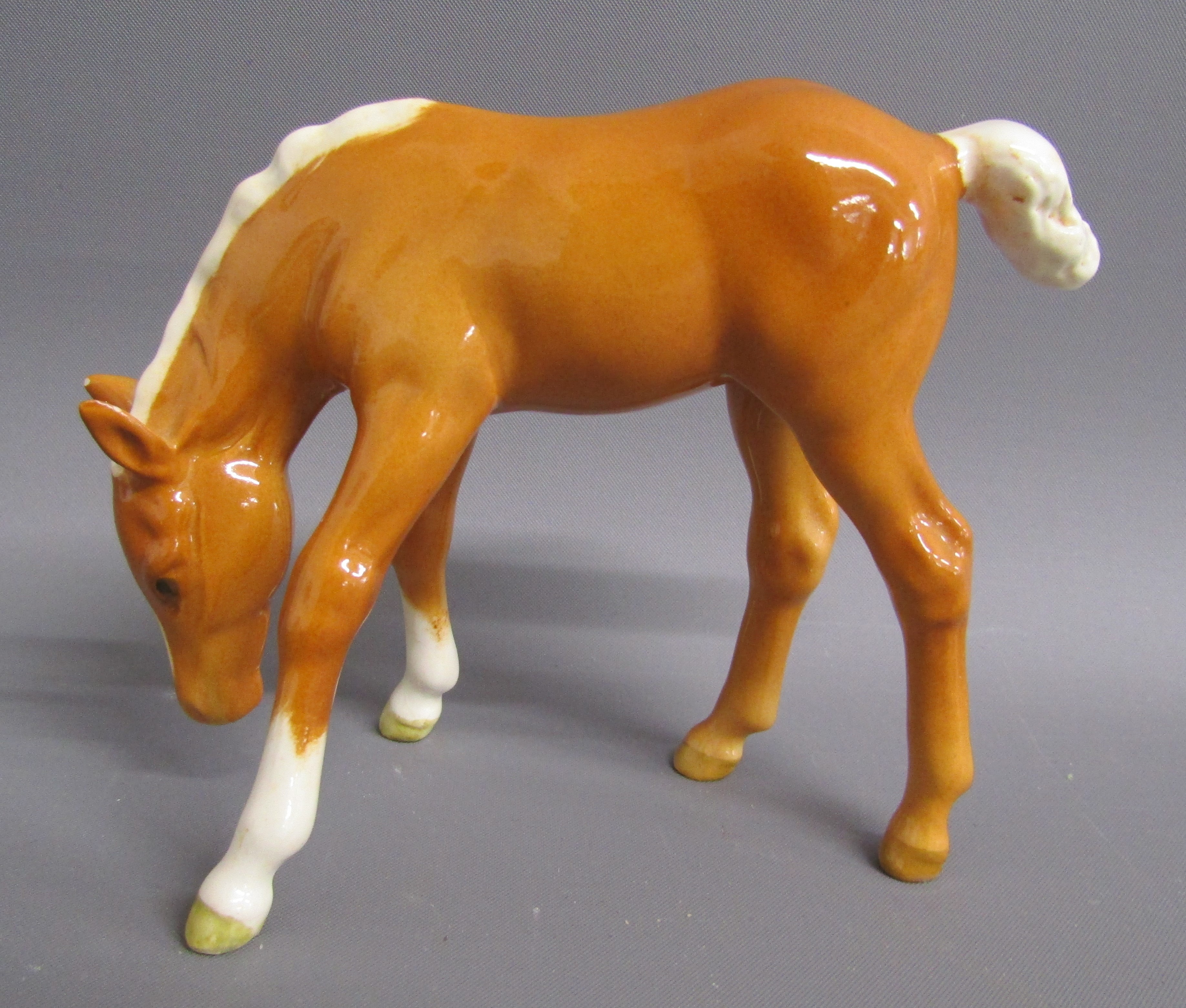 4 Beswick horses - 1549 prancing stallion, 947 foal head down and 2 946 palomino foals with head - Image 7 of 7