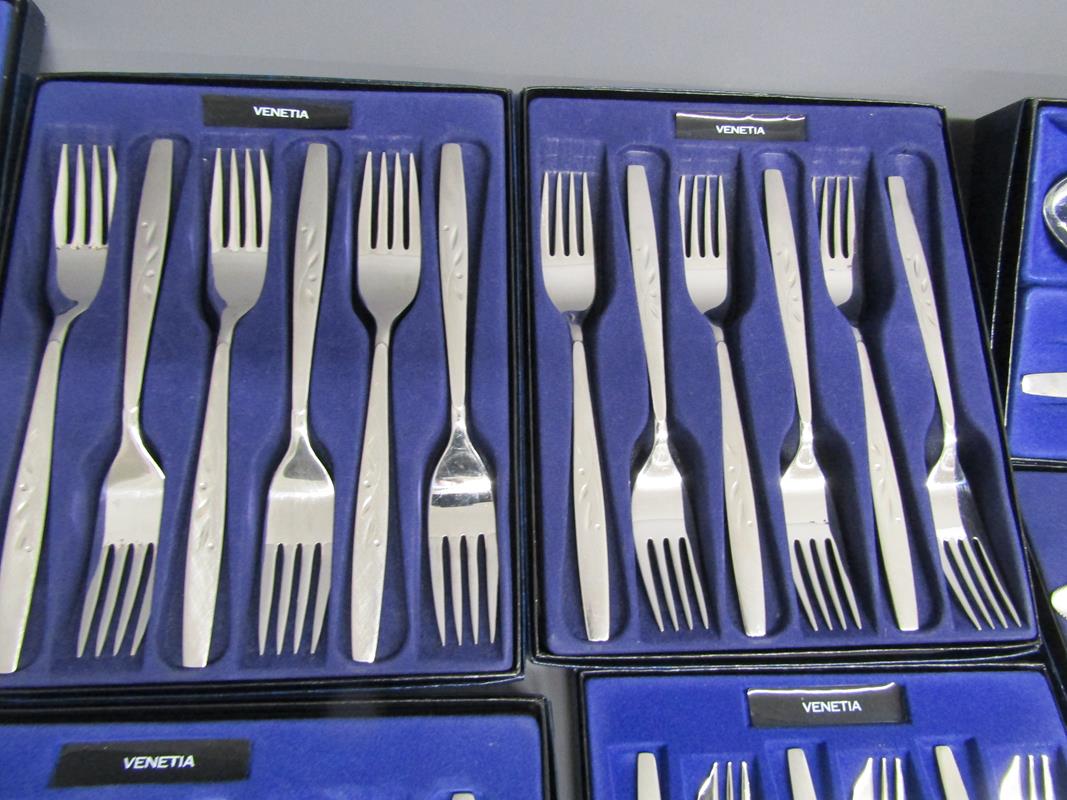 Collection of boxed Oneida 'Venetia' cutlery includes knives, forks, teaspoons, desert spoons, - Bild 7 aus 8