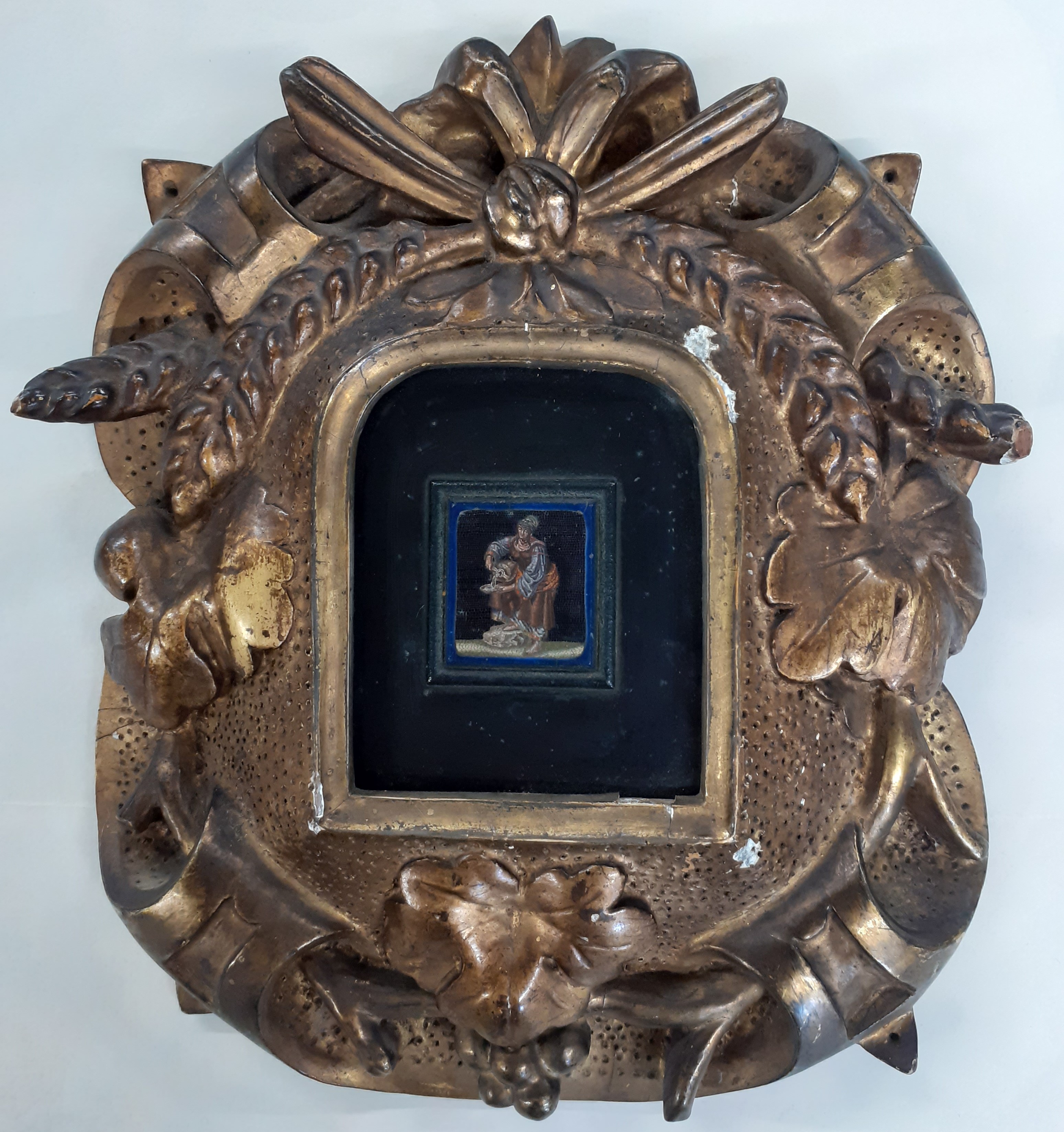 Small micro mosaic tablet set in a black marble slab, in decorative gilt wood frame, 17cm x 21cm