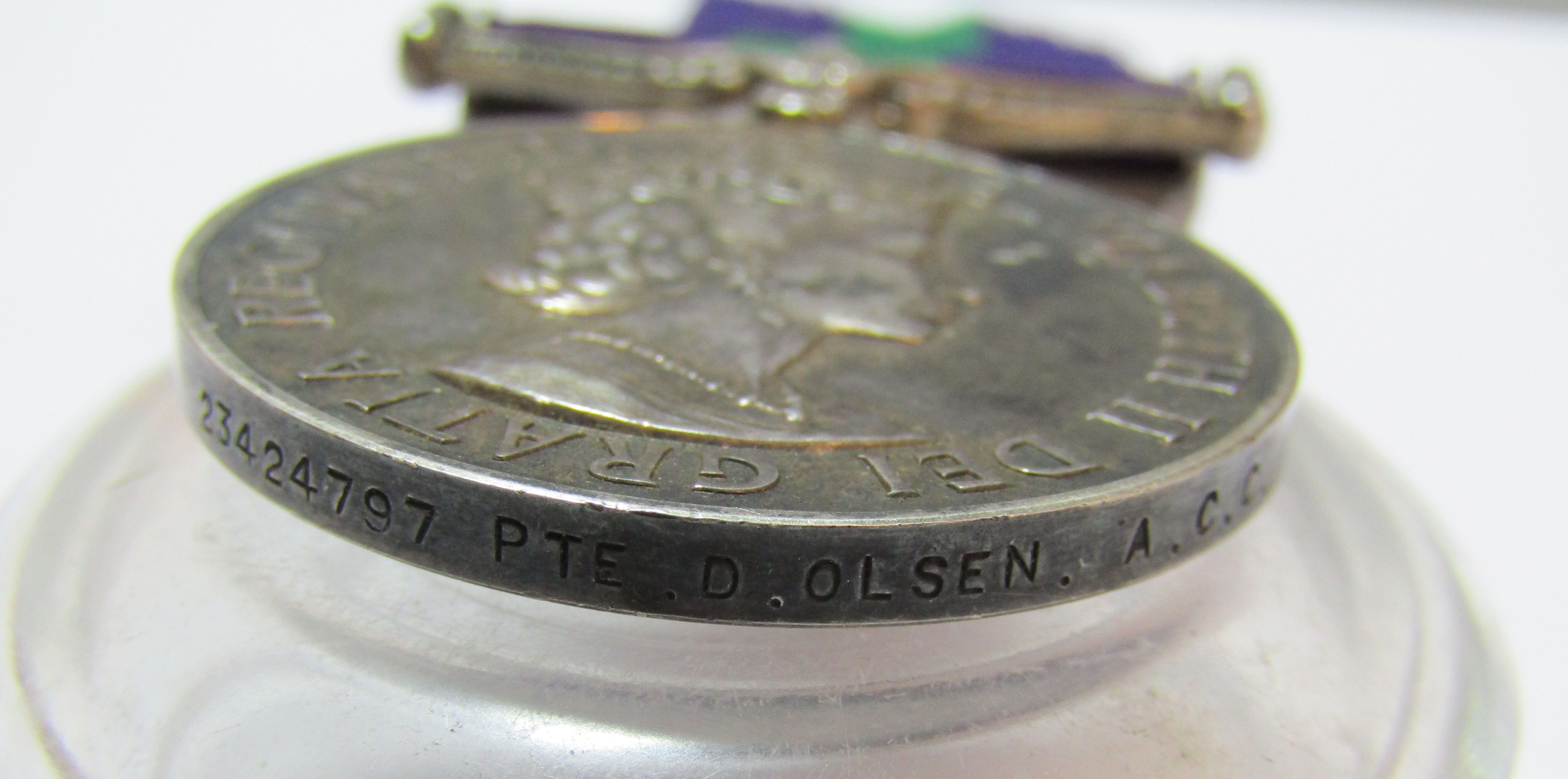 Elizabeth II Cyprus medal - 23424797 PTE D OLSEN A.C.C - with purple and green ribbon - Bild 5 aus 6