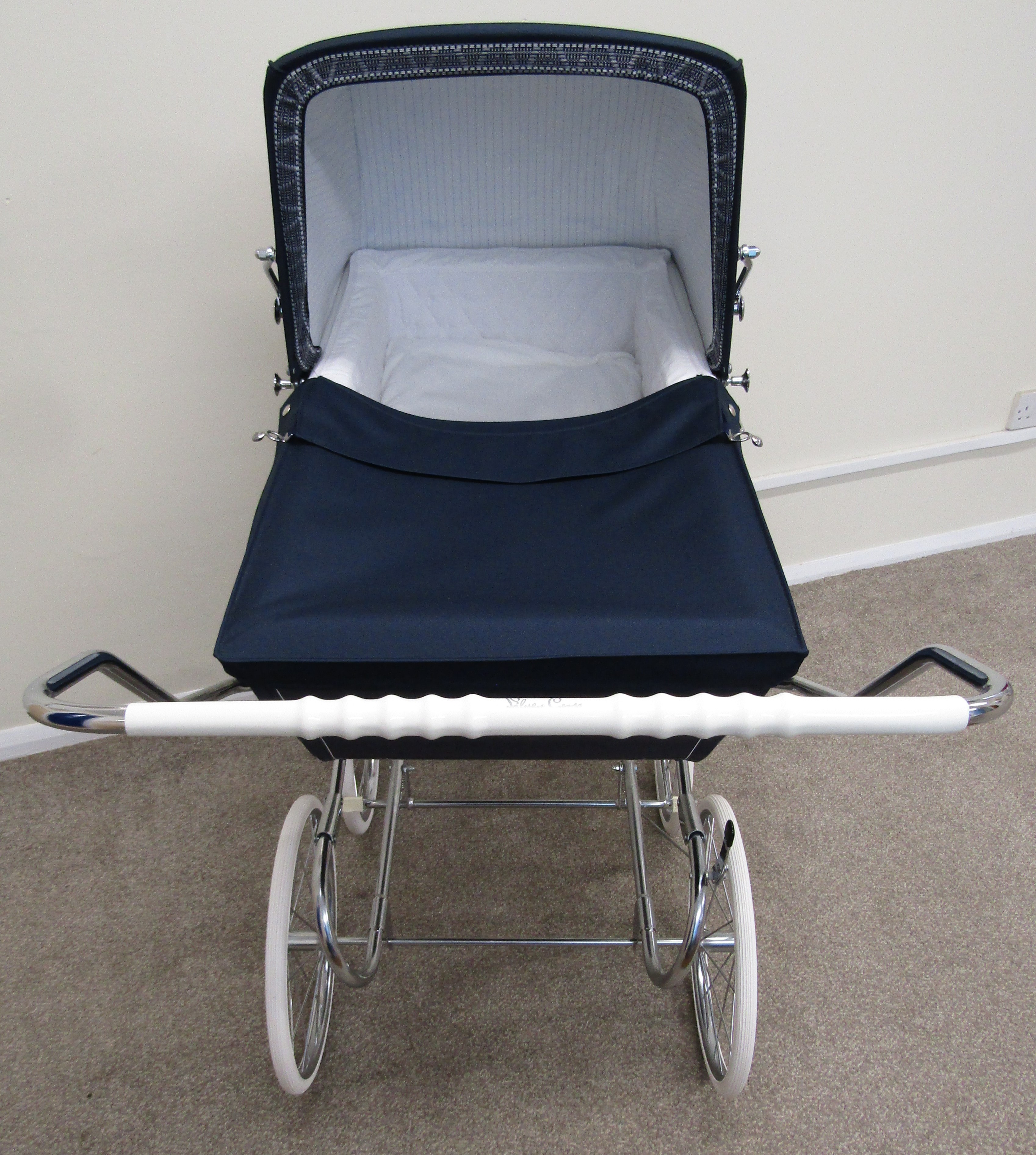 Silver Cross Kensington navy coach built pram with detachable chassis - as new - Image 4 of 11