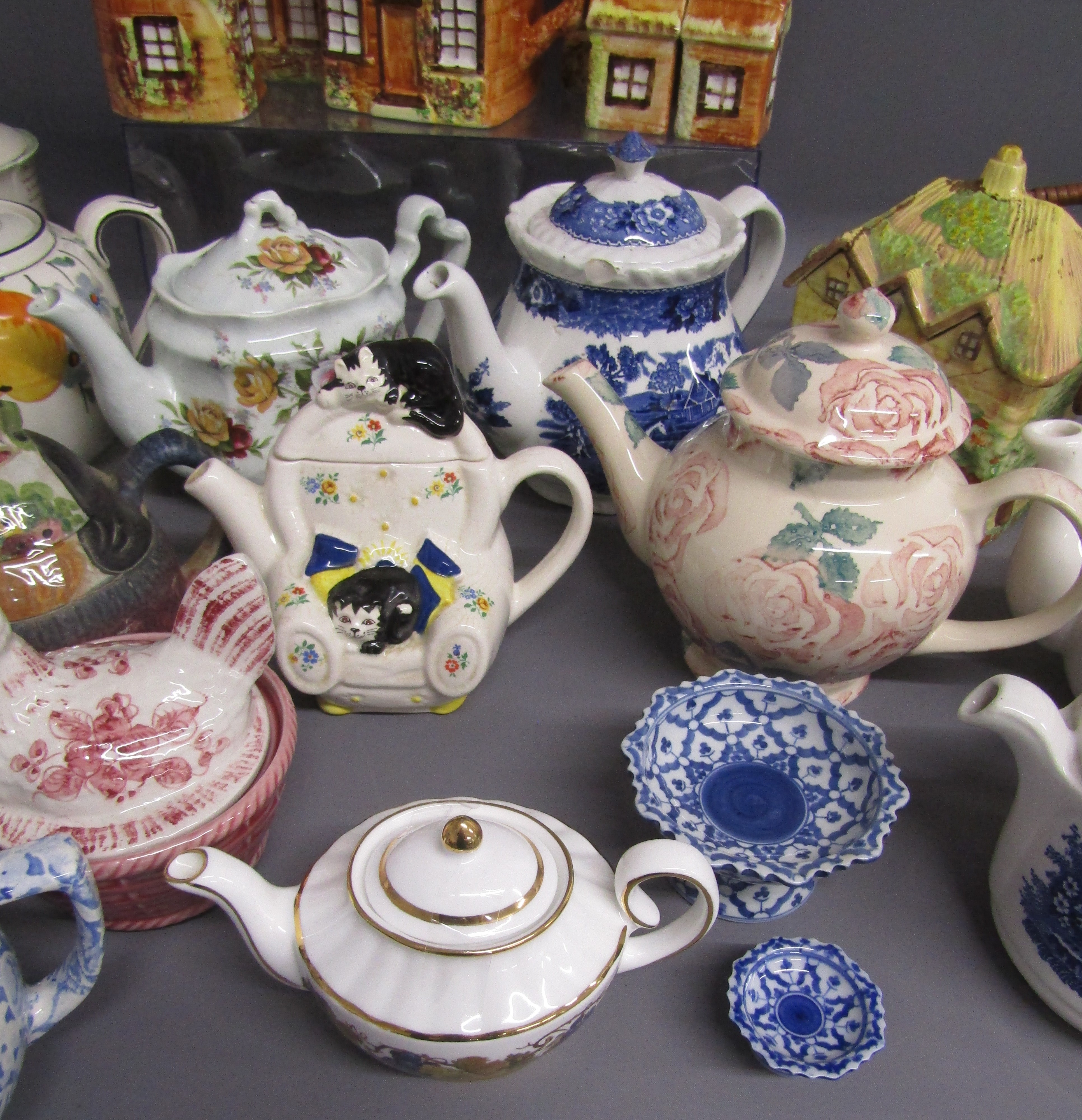 Collection of mostly teapots - includes Arthur Wood, robin teapot that plays jingle bells, Wade, - Image 4 of 7