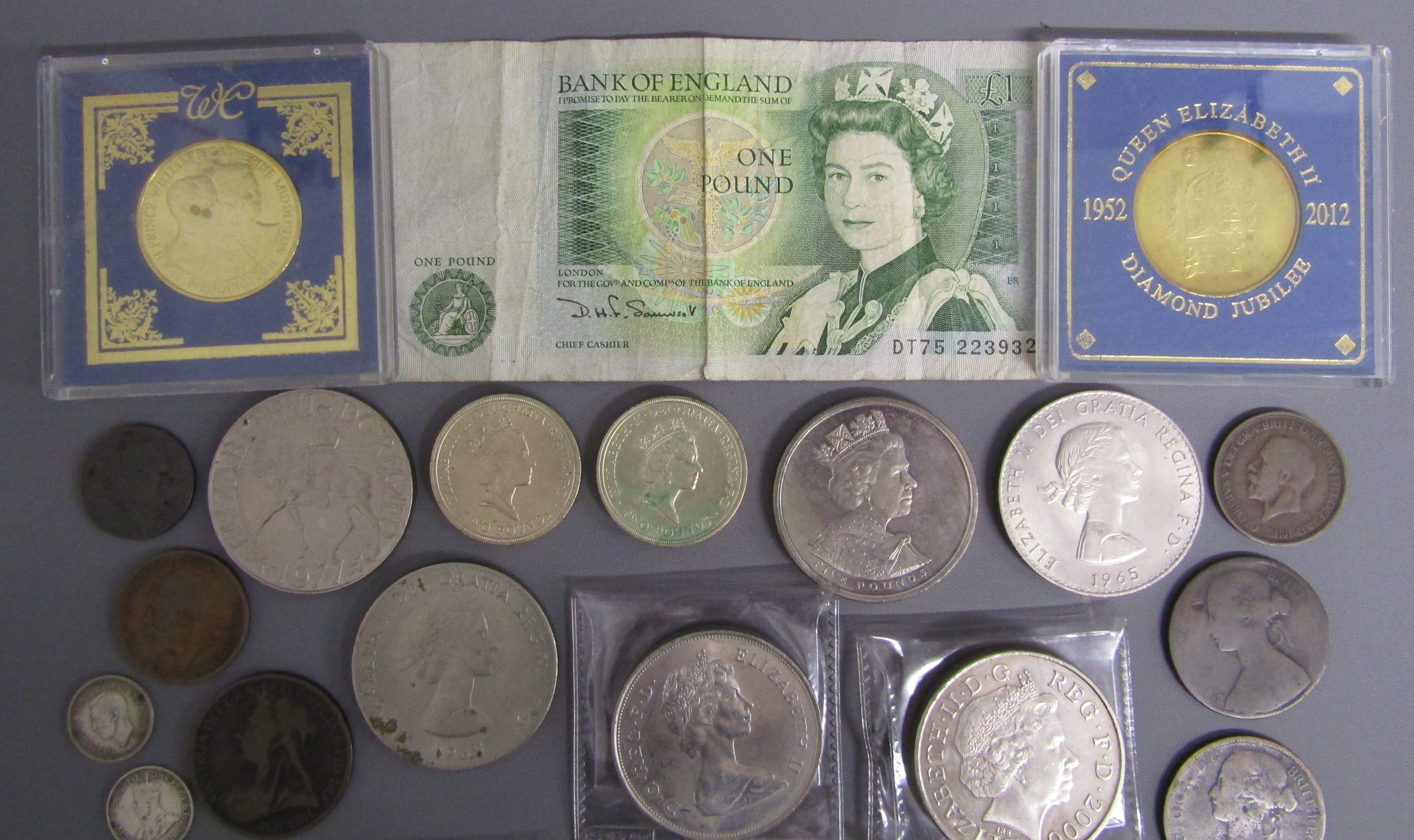 Collection of coins includes £1 note, 1898 United States of America one dollar coin, 2000 Queen - Image 4 of 9