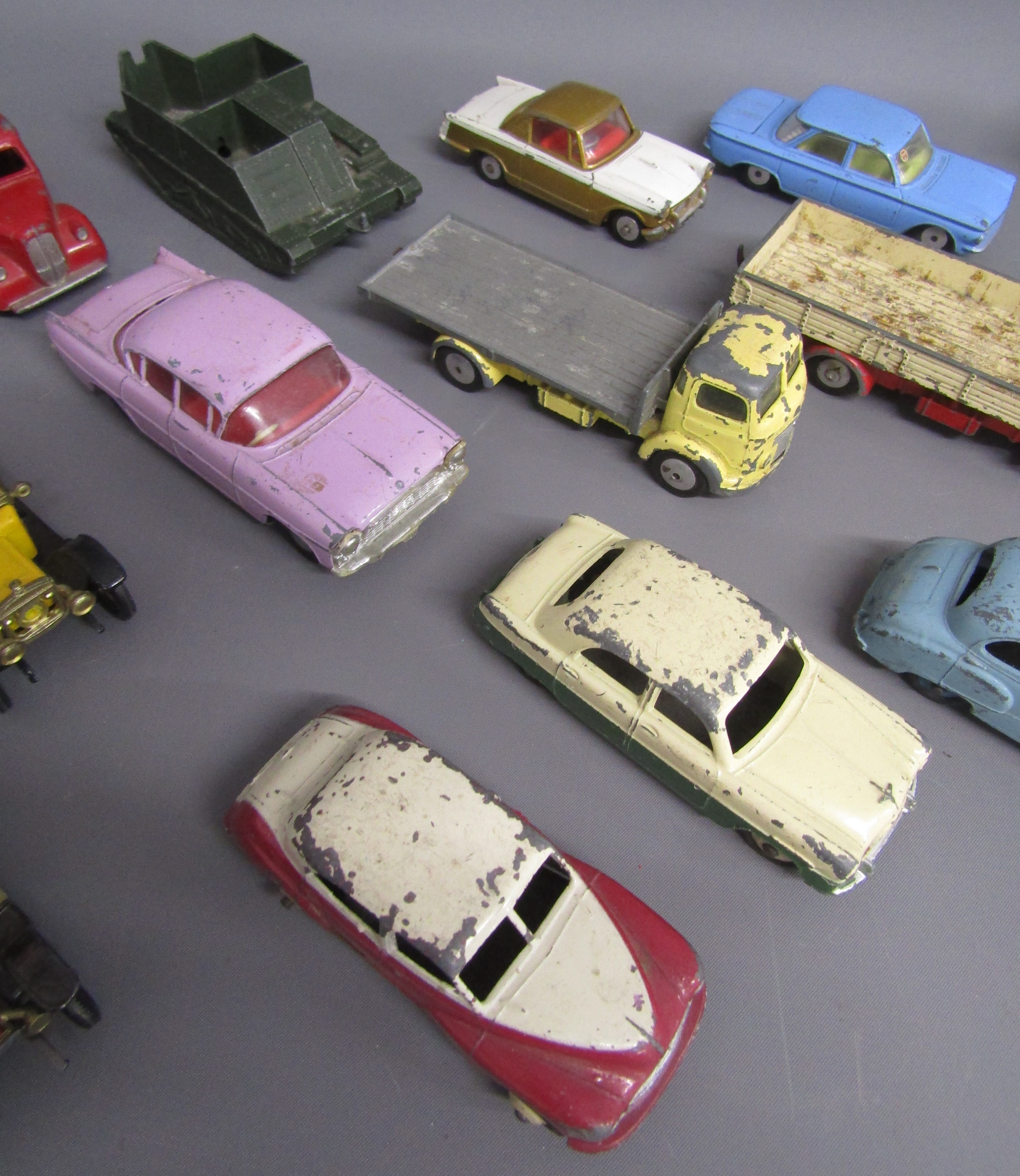 Loose die-cast cars includes Spot-on Vauxhall Cresta, Dinky Morris Oxford, Trojan, Austin - Image 3 of 4