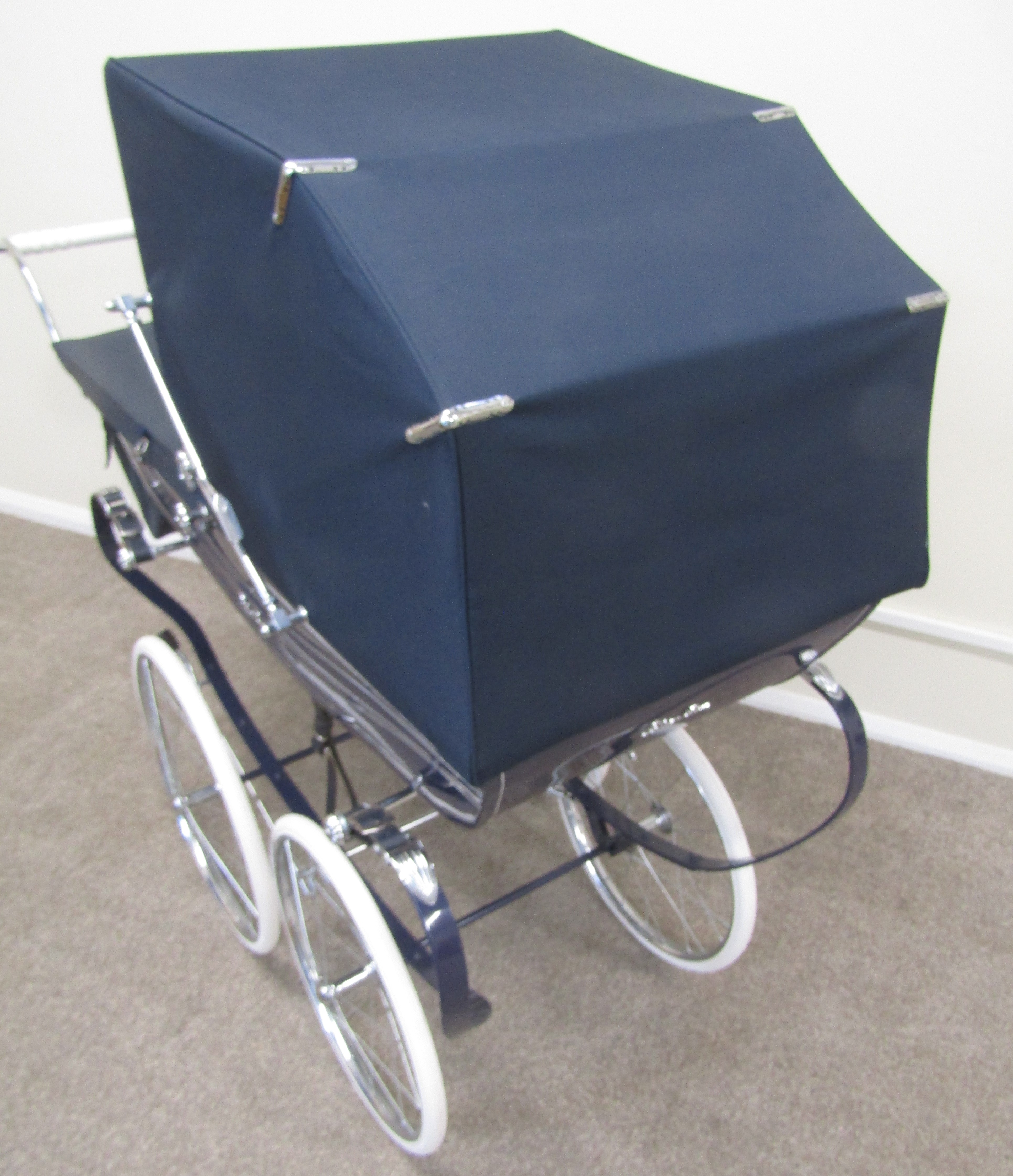Silver Cross traditional style Balmoral navy coach built pram - as new - Image 4 of 6