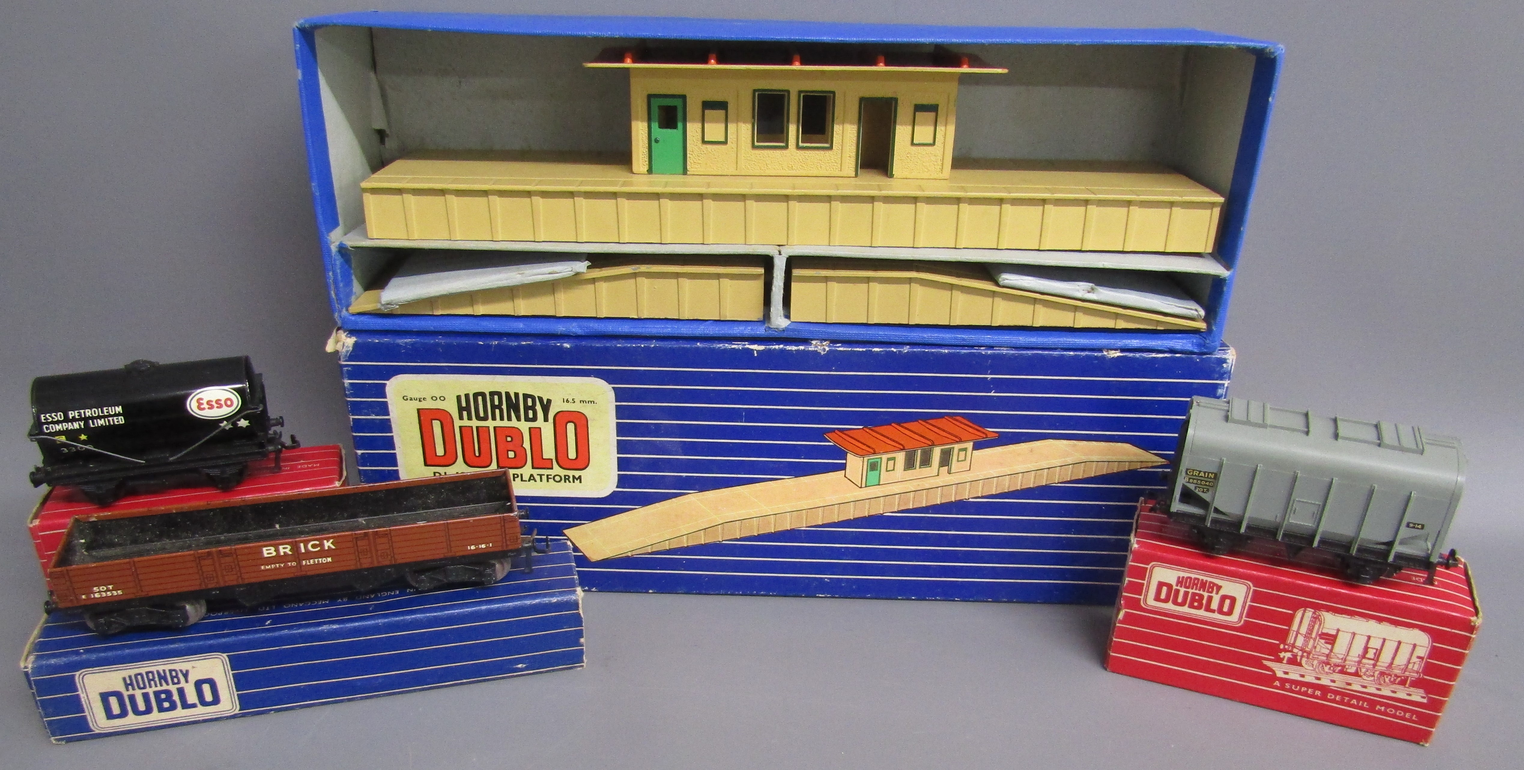 Hornby Dublo D1 Island Platform, 4625 20-ton bulk grain wagon, 4680 tank wagon 'Esso' and 32050 high