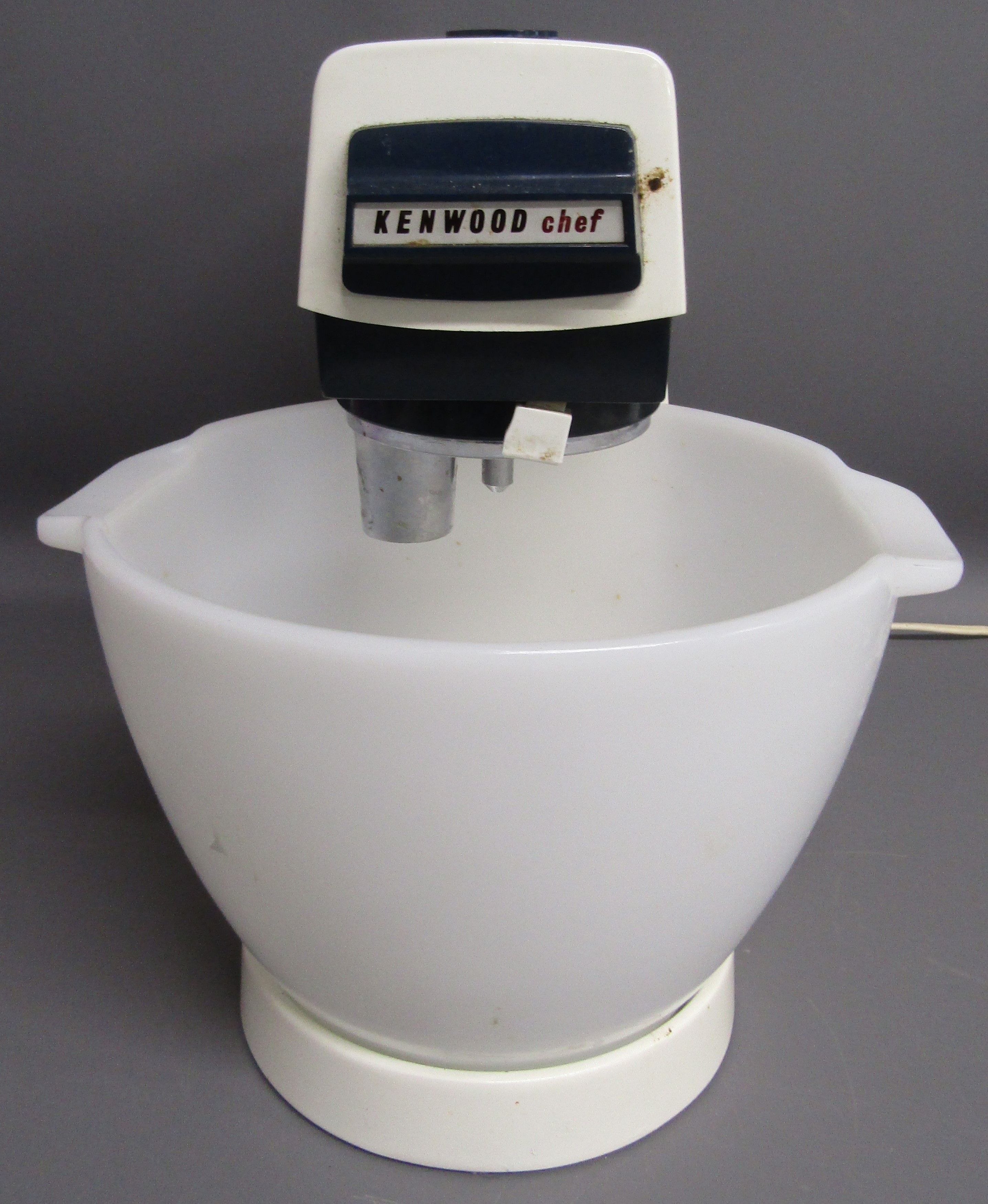 Kenwood Chef A701A mixer with balloon and K whisk attachments and white glass mixing bowl - Image 3 of 4