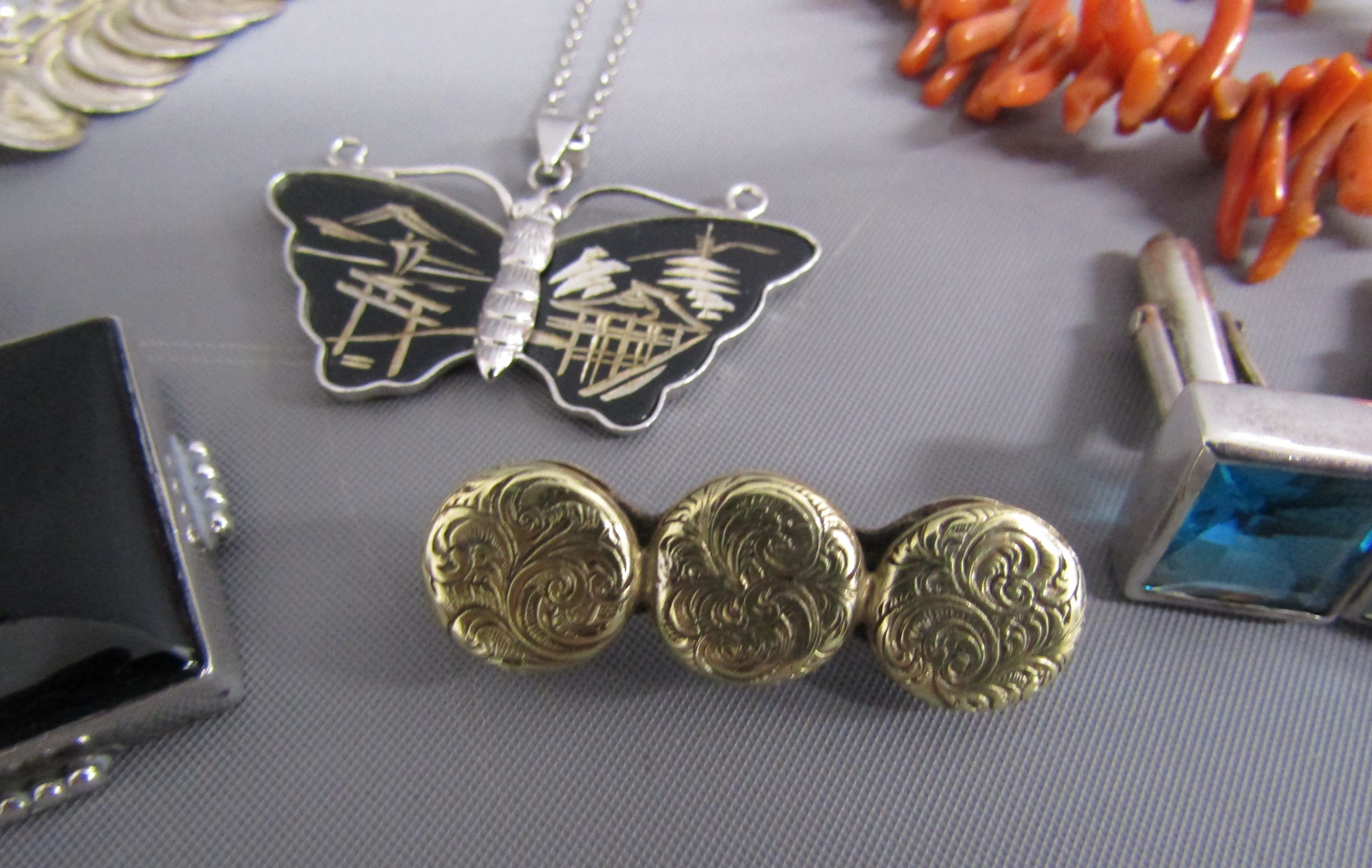 Silver and costume jewellery includes yellow metal button brooch, coral necklace, brooch etc - Image 3 of 6