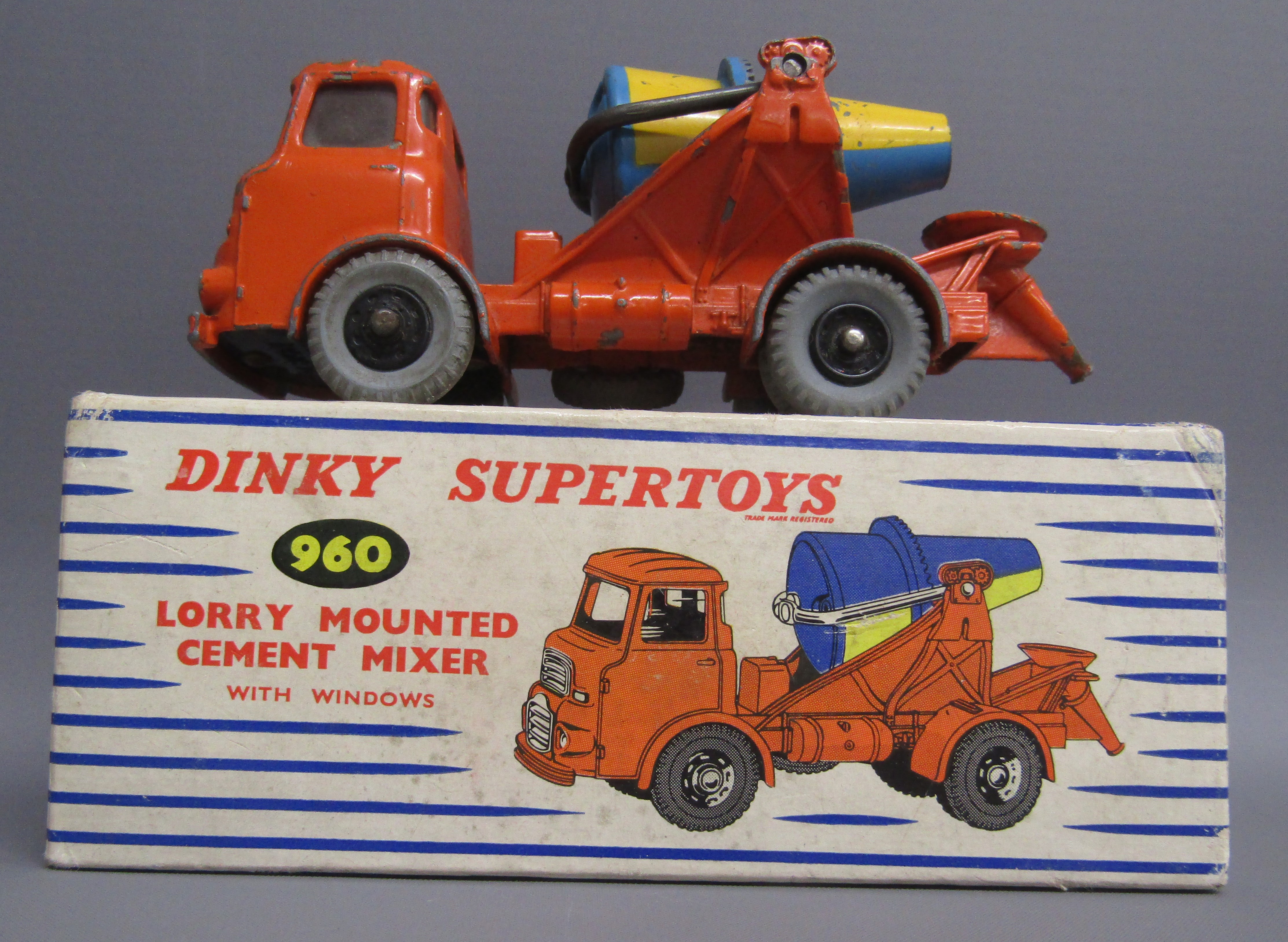 6 original Dinky vehicles - 901 Foden diesel 8-wheel wagon - 960 Lorry mounted cement mixer with - Image 3 of 7