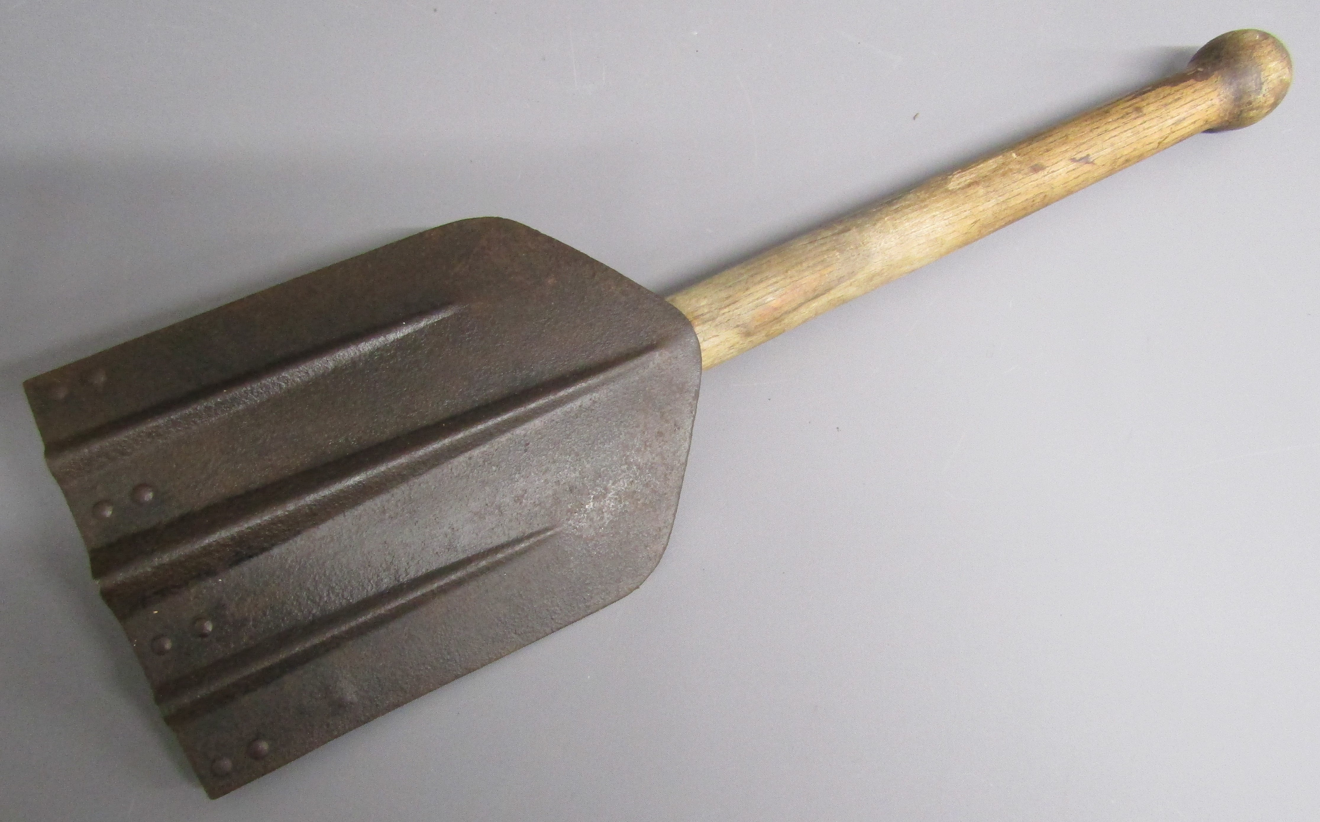 Green Esso petrol can with brass screw cap and WWII folding trench spade - Image 6 of 6