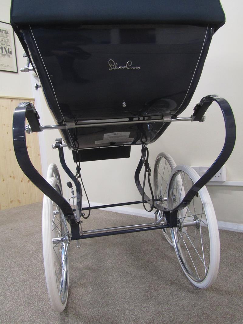 Silver Cross traditional style Balmoral navy coach built pram - as new - Image 5 of 6