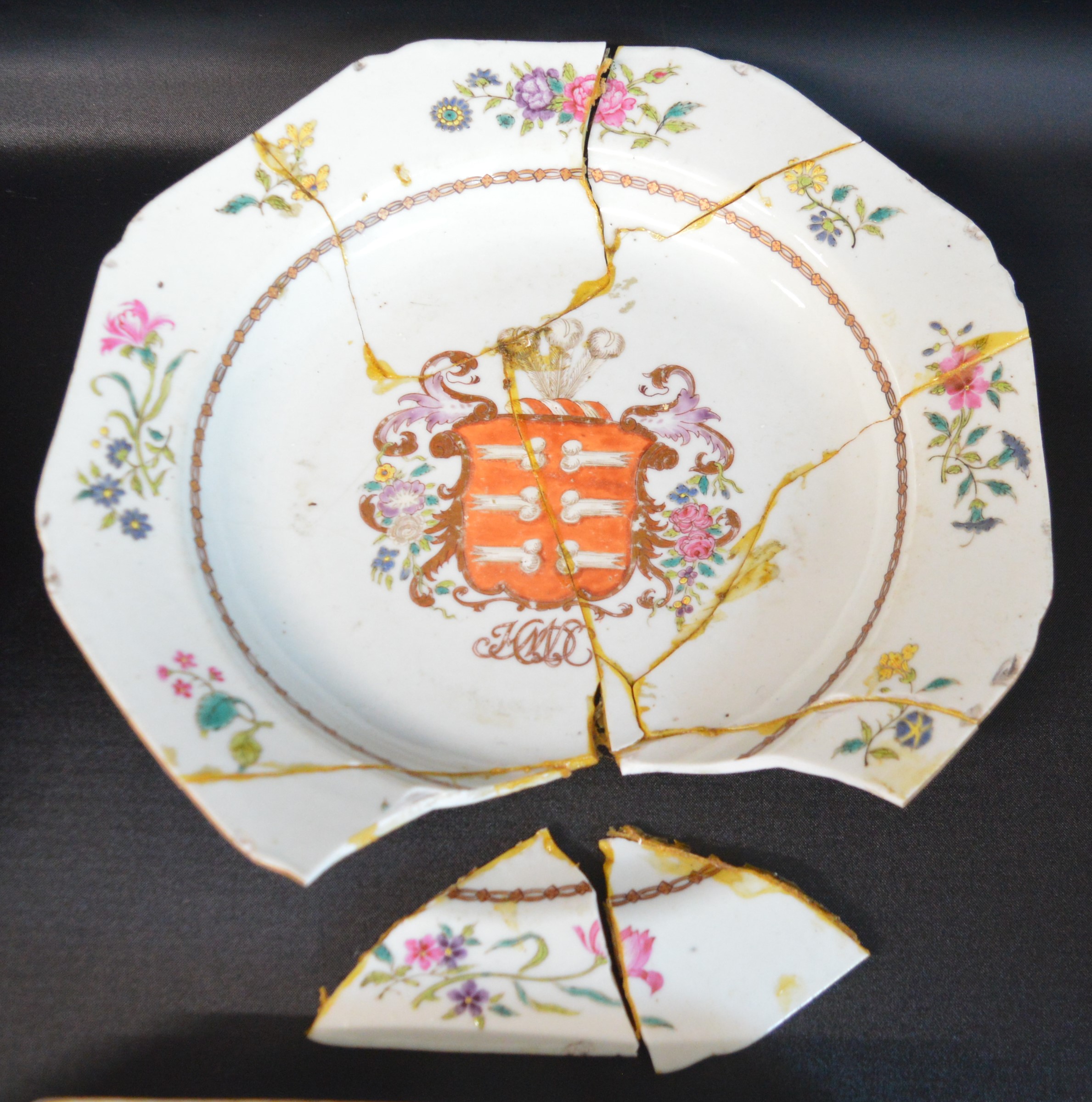 5 pieces of 18th century ceramic Chinese armorial export ware comprising 2 soup bowls, 2 tureen - Image 3 of 7