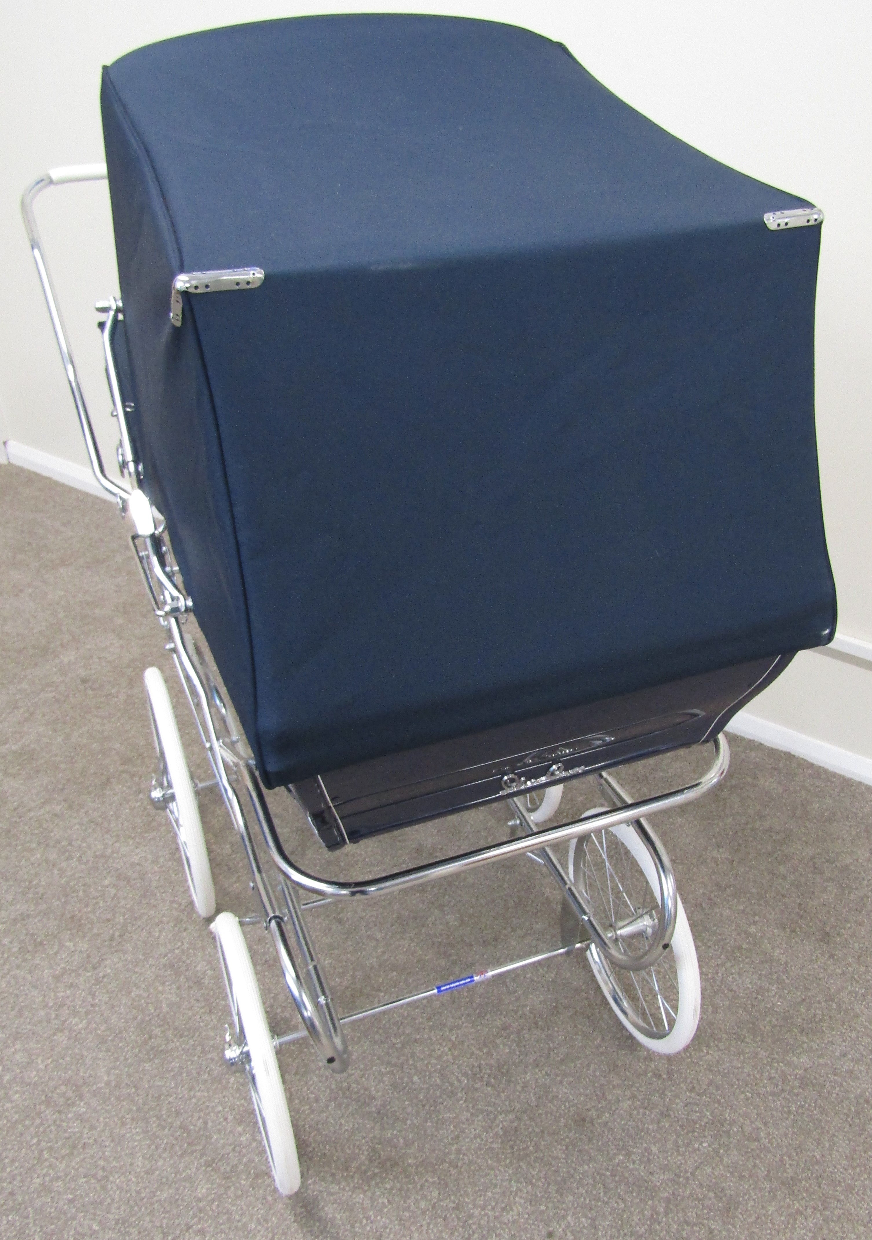 Silver Cross Kensington navy coach built pram with detachable chassis - as new - Image 6 of 11